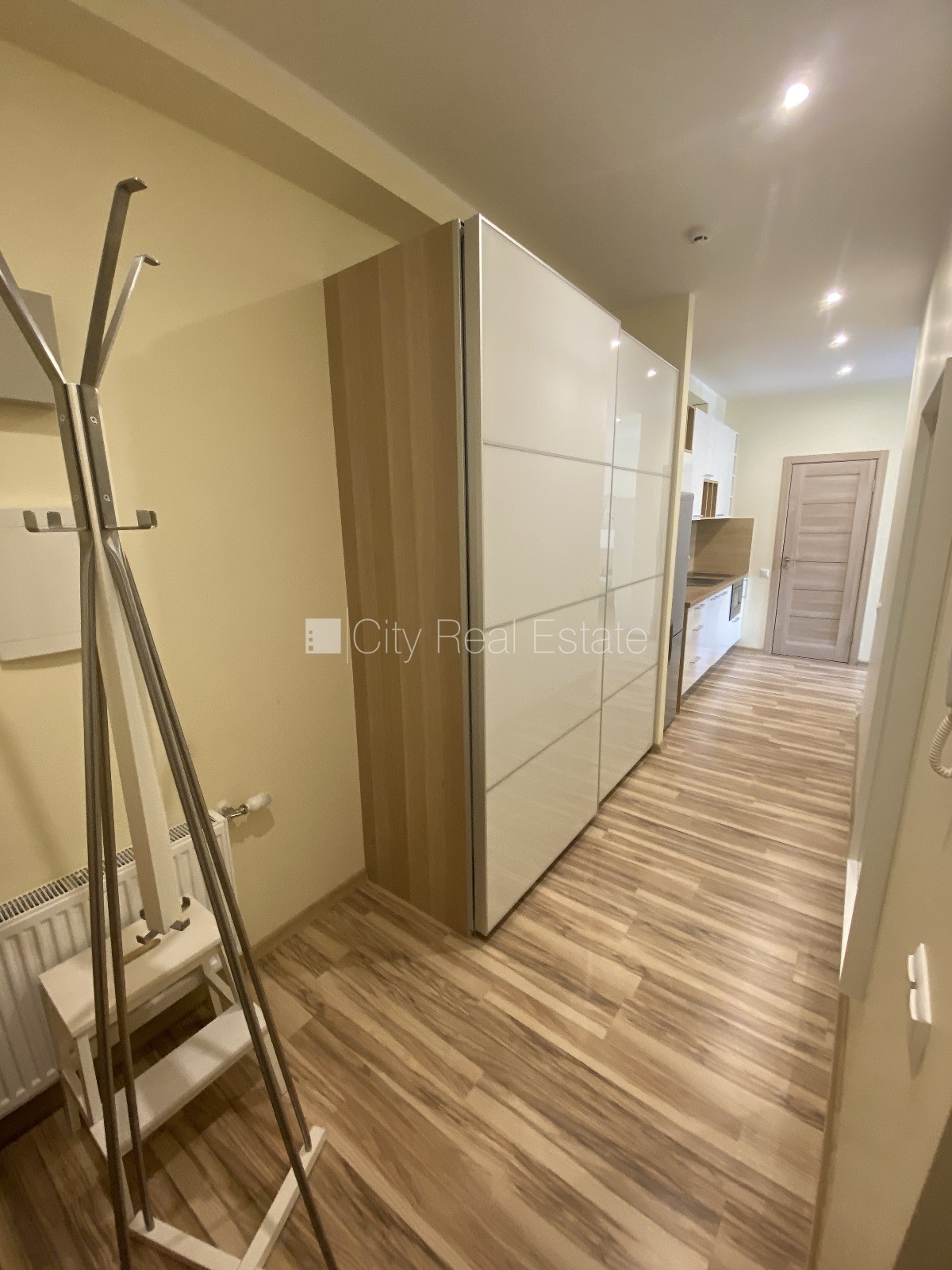 Sludinājumi. Pagalma ēka, renovēta māja, slēgts pagalms, ieeja no pagalma, logi vērsti uz pagalma pusi, studio Cena: 465 EUR/mēn Foto #4