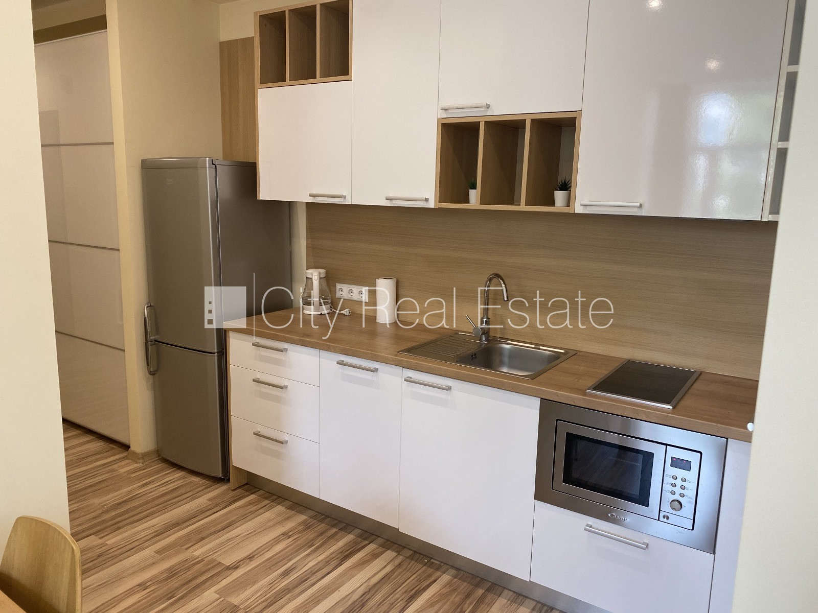 Sludinājumi. Pagalma ēka, renovēta māja, slēgts pagalms, ieeja no pagalma, logi vērsti uz pagalma pusi, studio Cena: 465 EUR/mēn Foto #2