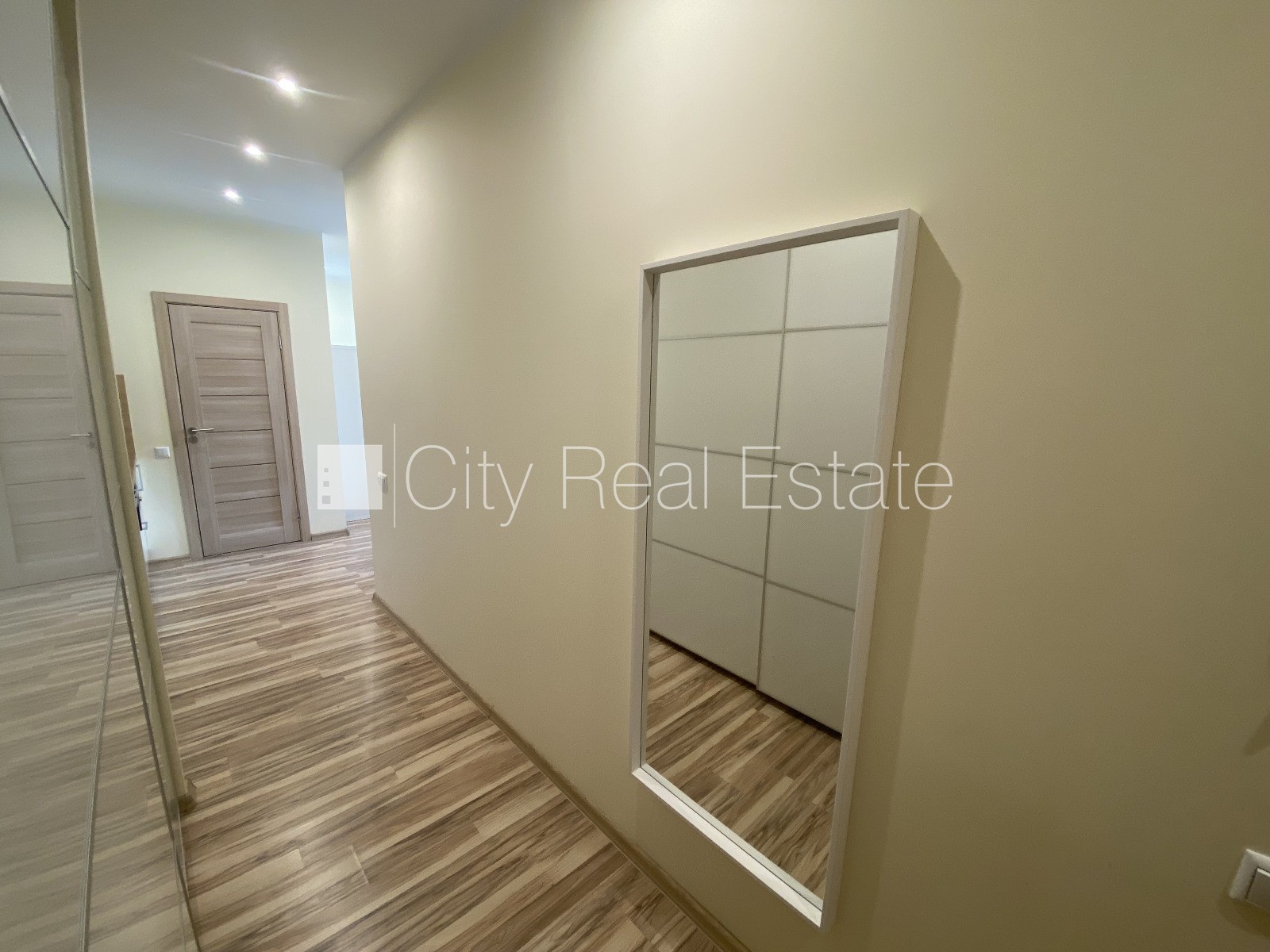 Sludinājumi. Pagalma ēka, renovēta māja, slēgts pagalms, ieeja no pagalma, logi vērsti uz pagalma pusi, studio Cena: 465 EUR/mēn Foto #5