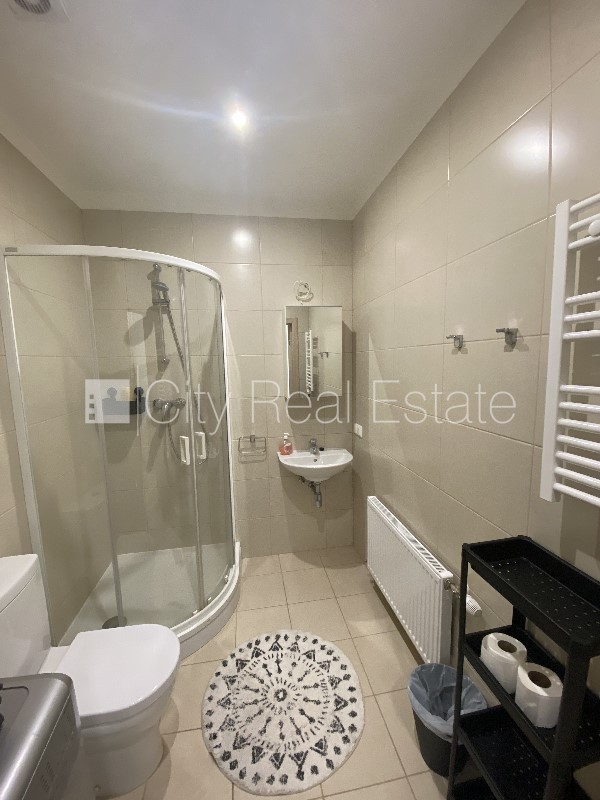 Sludinājumi. Pagalma ēka, renovēta māja, slēgts pagalms, ieeja no pagalma, logi vērsti uz pagalma pusi, studio Cena: 465 EUR/mēn Foto #7