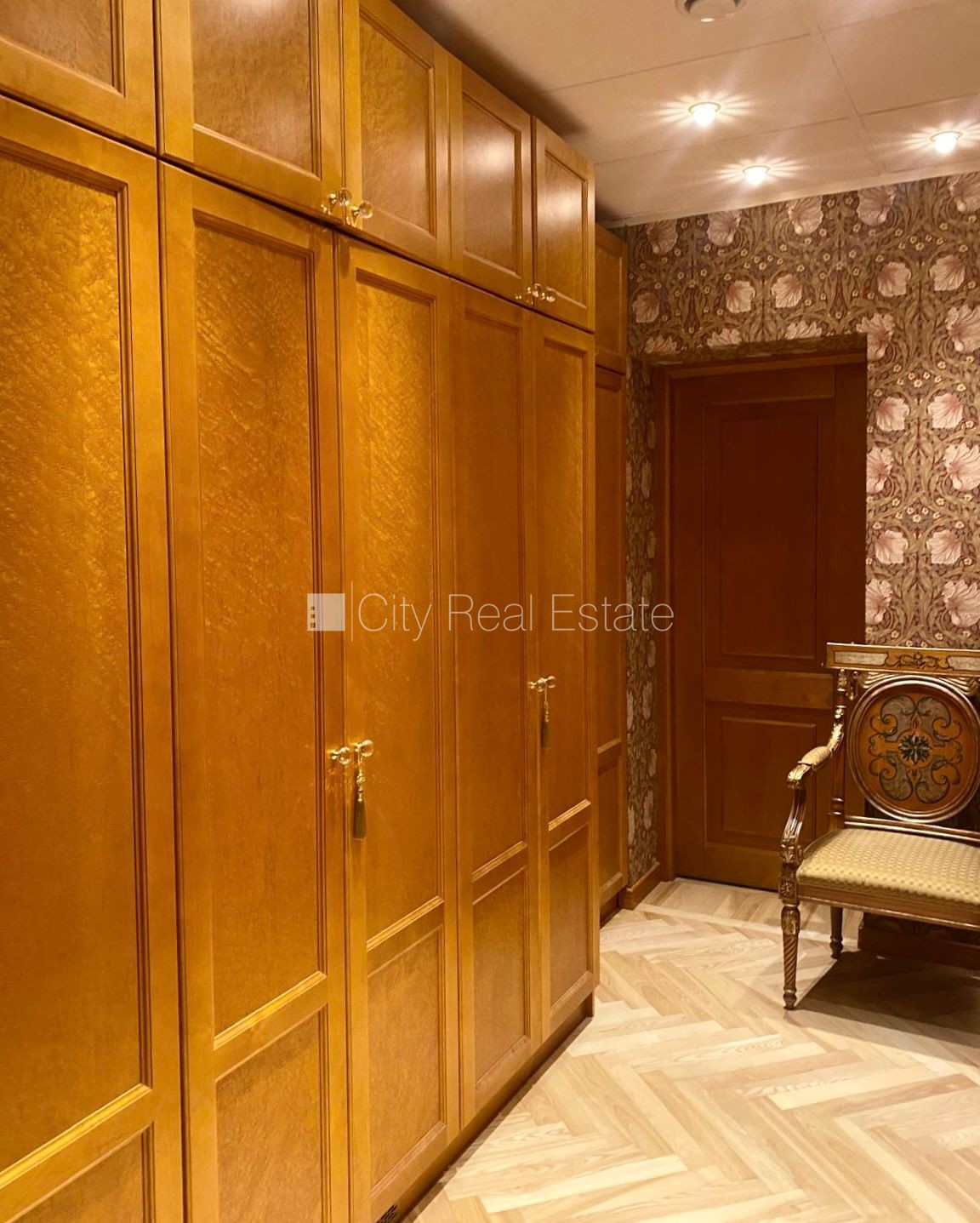 Sludinājumi. Fasādes māja, renovēta māja, labiekārtota apzaļumota teritorija, ieeja no ielas, luksuss Cena: 3000 EUR/mēn Foto #7