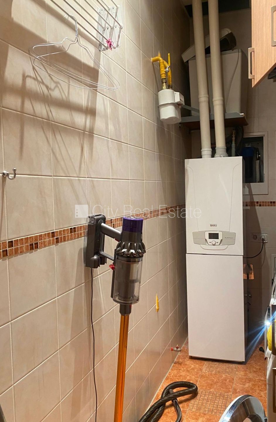 Sludinājumi. Fasādes māja, renovēta māja, labiekārtota apzaļumota teritorija, ieeja no ielas, luksuss Cena: 3000 EUR/mēn Foto #16