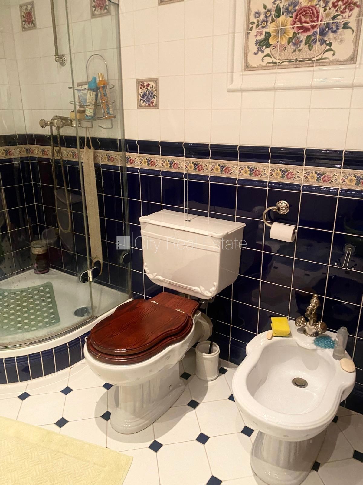 Sludinājumi. Fasādes māja, renovēta māja, labiekārtota apzaļumota teritorija, ieeja no ielas, luksuss Cena: 3000 EUR/mēn Foto #13