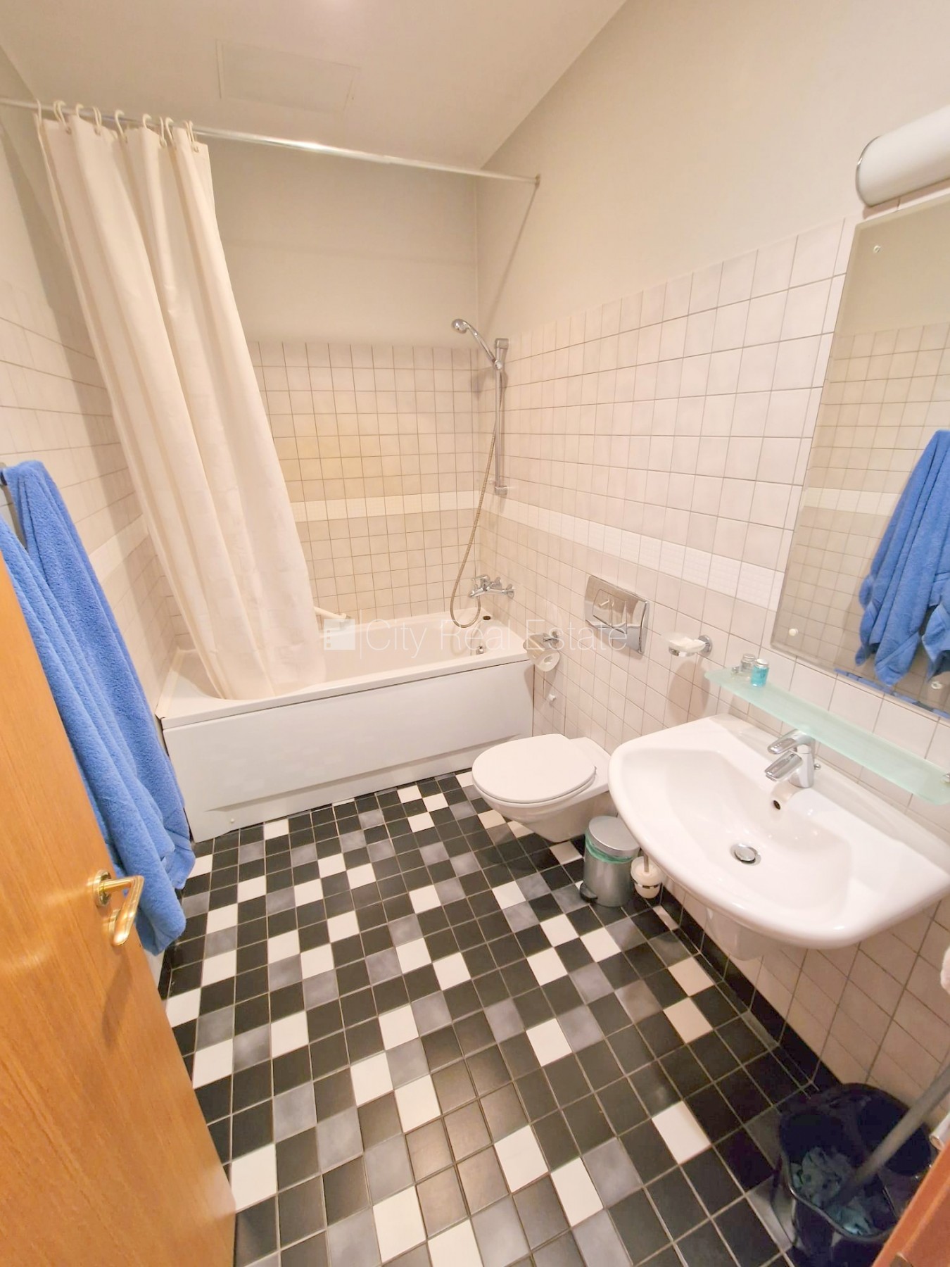 Sludinājumi. Fasādes māja, ieeja no ielas, ir lifts, kāpņu telpa pēc kapitālā remonta, balkons, logi vērsti uz Cena: 500 EUR/mēn Foto #18