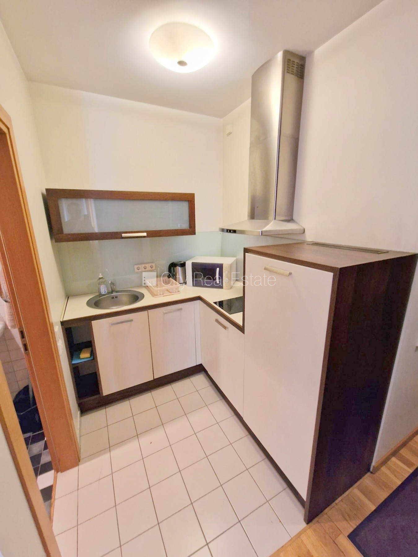 Sludinājumi. Fasādes māja, ieeja no ielas, ir lifts, kāpņu telpa pēc kapitālā remonta, balkons, logi vērsti uz Cena: 500 EUR/mēn Foto #15