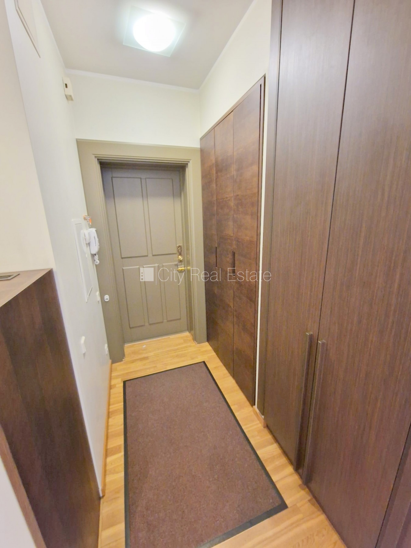 Sludinājumi. Fasādes māja, ieeja no ielas, ir lifts, kāpņu telpa pēc kapitālā remonta, balkons, logi vērsti uz Cena: 500 EUR/mēn Foto #21