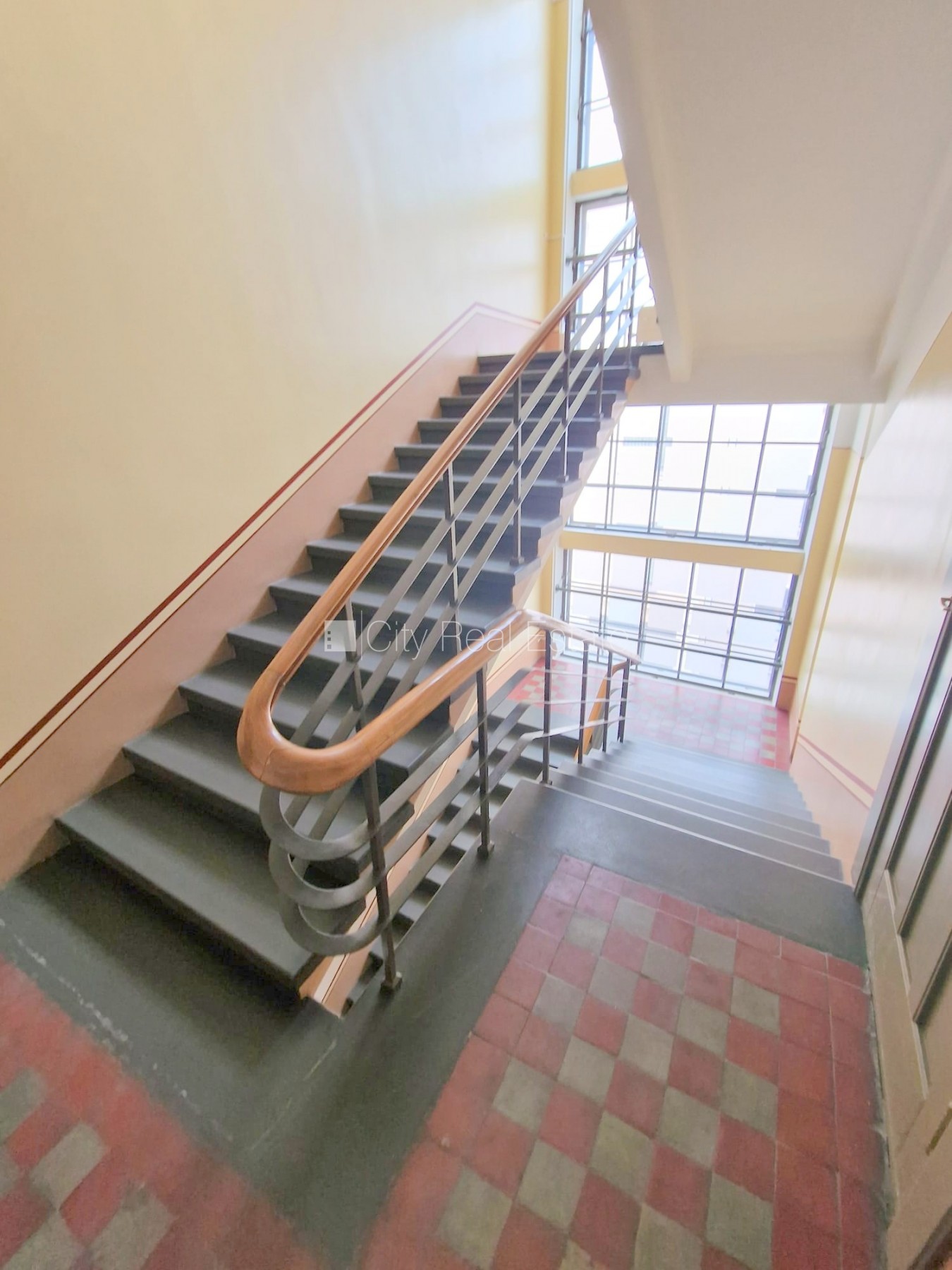 Sludinājumi. Fasādes māja, ieeja no ielas, ir lifts, kāpņu telpa pēc kapitālā remonta, balkons, logi vērsti uz Cena: 500 EUR/mēn Foto #22