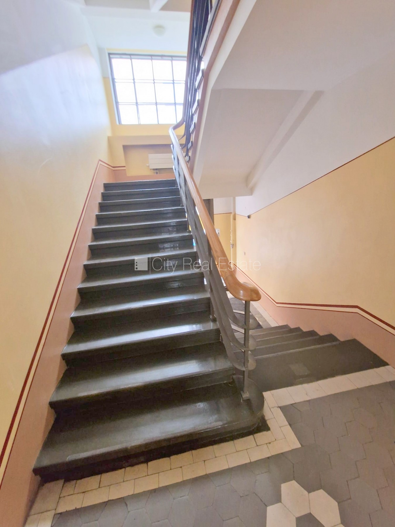 Sludinājumi. Fasādes māja, ieeja no ielas, ir lifts, kāpņu telpa pēc kapitālā remonta, balkons, logi vērsti uz Cena: 500 EUR/mēn Foto #24