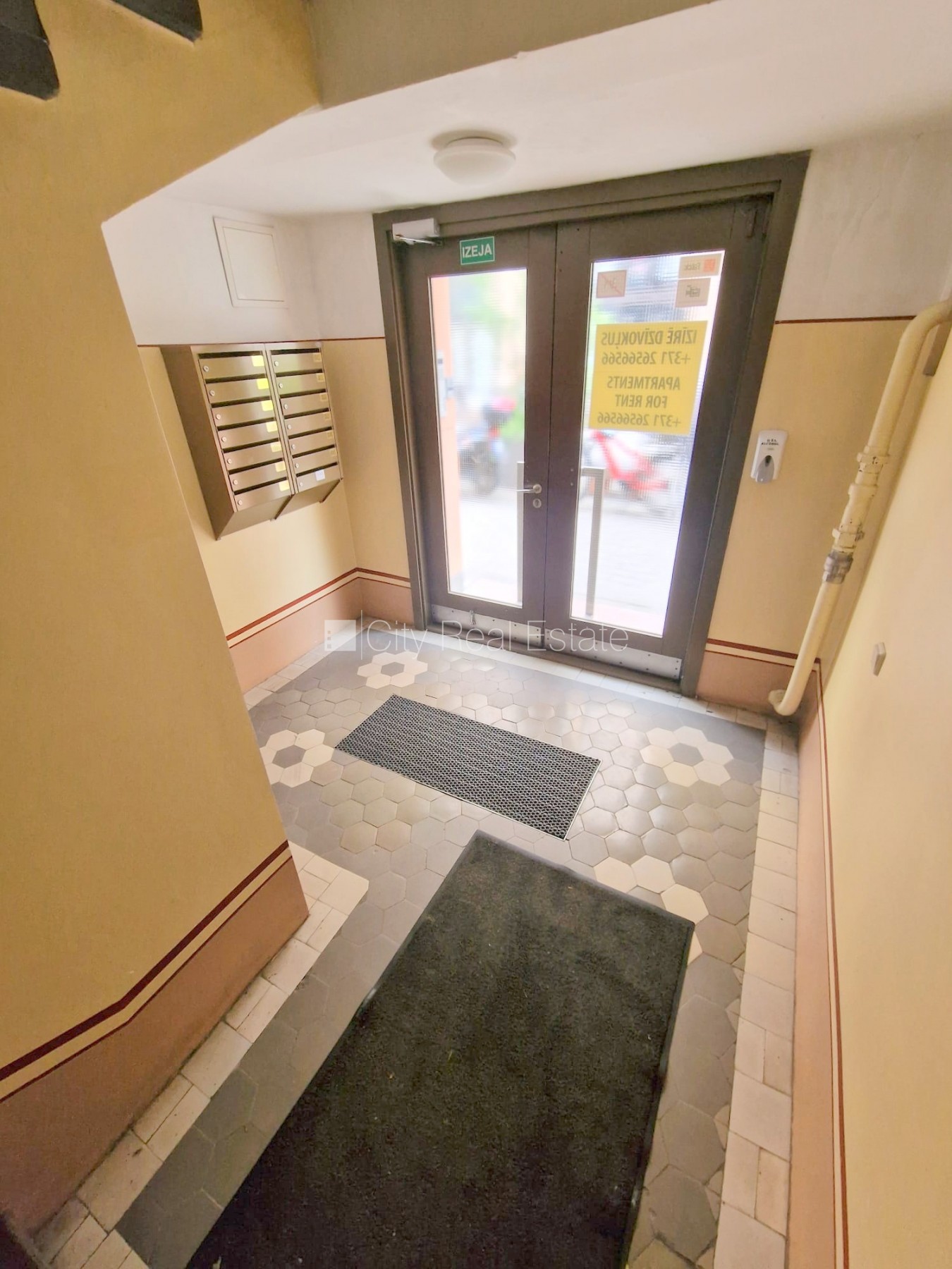 Sludinājumi. Fasādes māja, ieeja no ielas, ir lifts, kāpņu telpa pēc kapitālā remonta, balkons, logi vērsti uz Cena: 500 EUR/mēn Foto #25