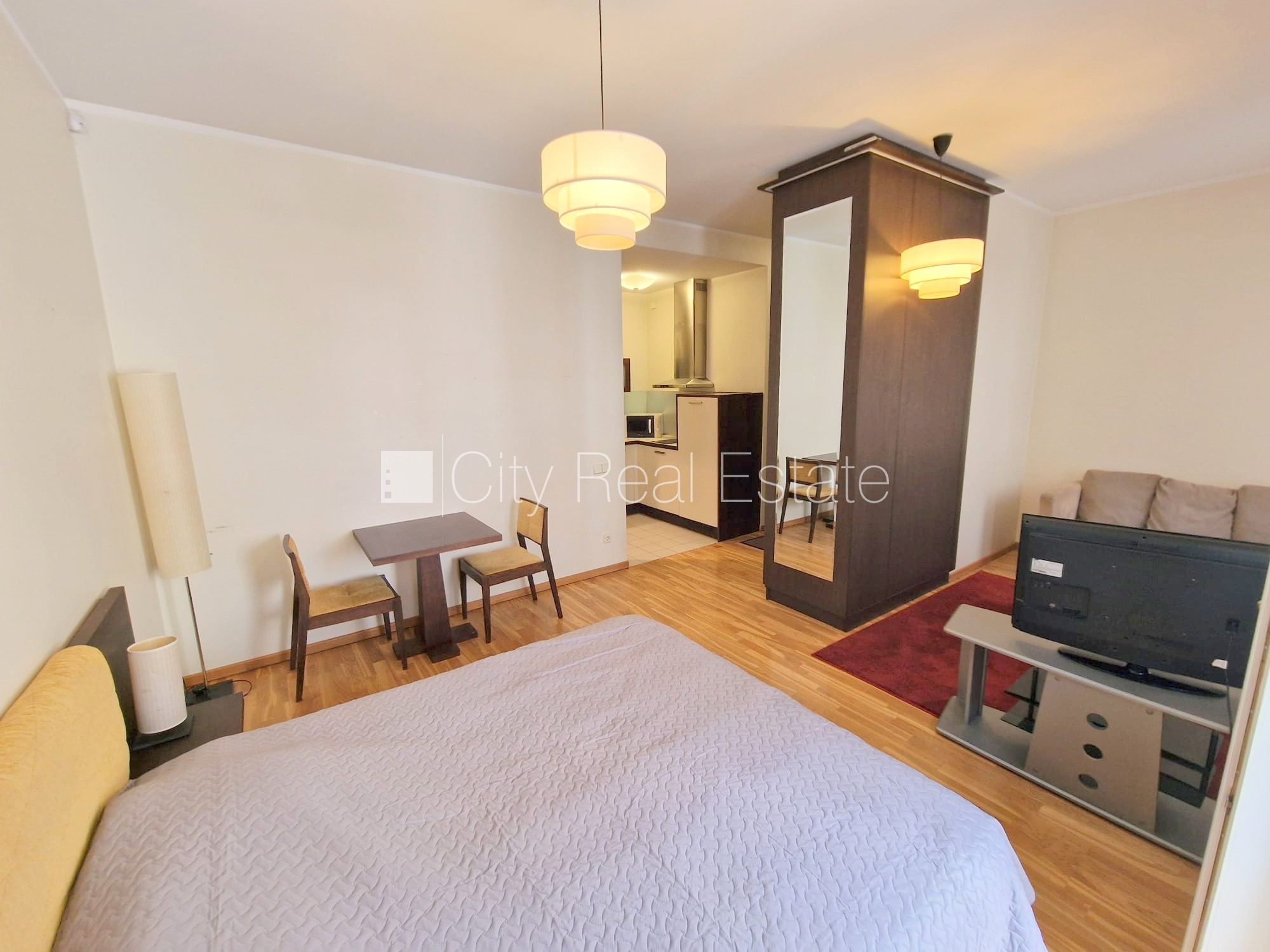 Sludinājumi. Fasādes māja, ieeja no ielas, ir lifts, kāpņu telpa pēc kapitālā remonta, balkons, logi vērsti uz Cena: 500 EUR/mēn Foto #7