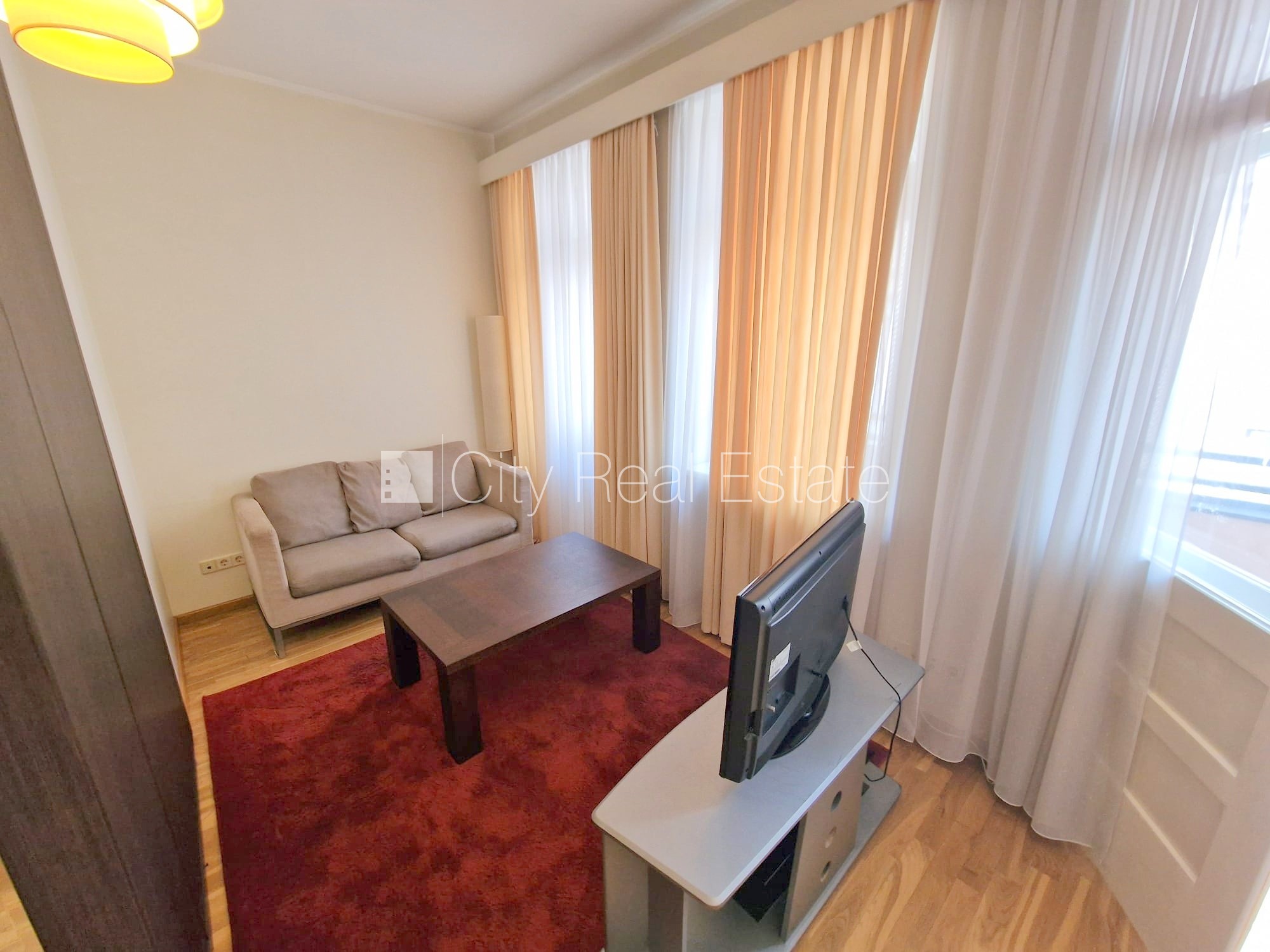 Sludinājumi. Fasādes māja, ieeja no ielas, ir lifts, kāpņu telpa pēc kapitālā remonta, balkons, logi vērsti uz Cena: 500 EUR/mēn Foto #4