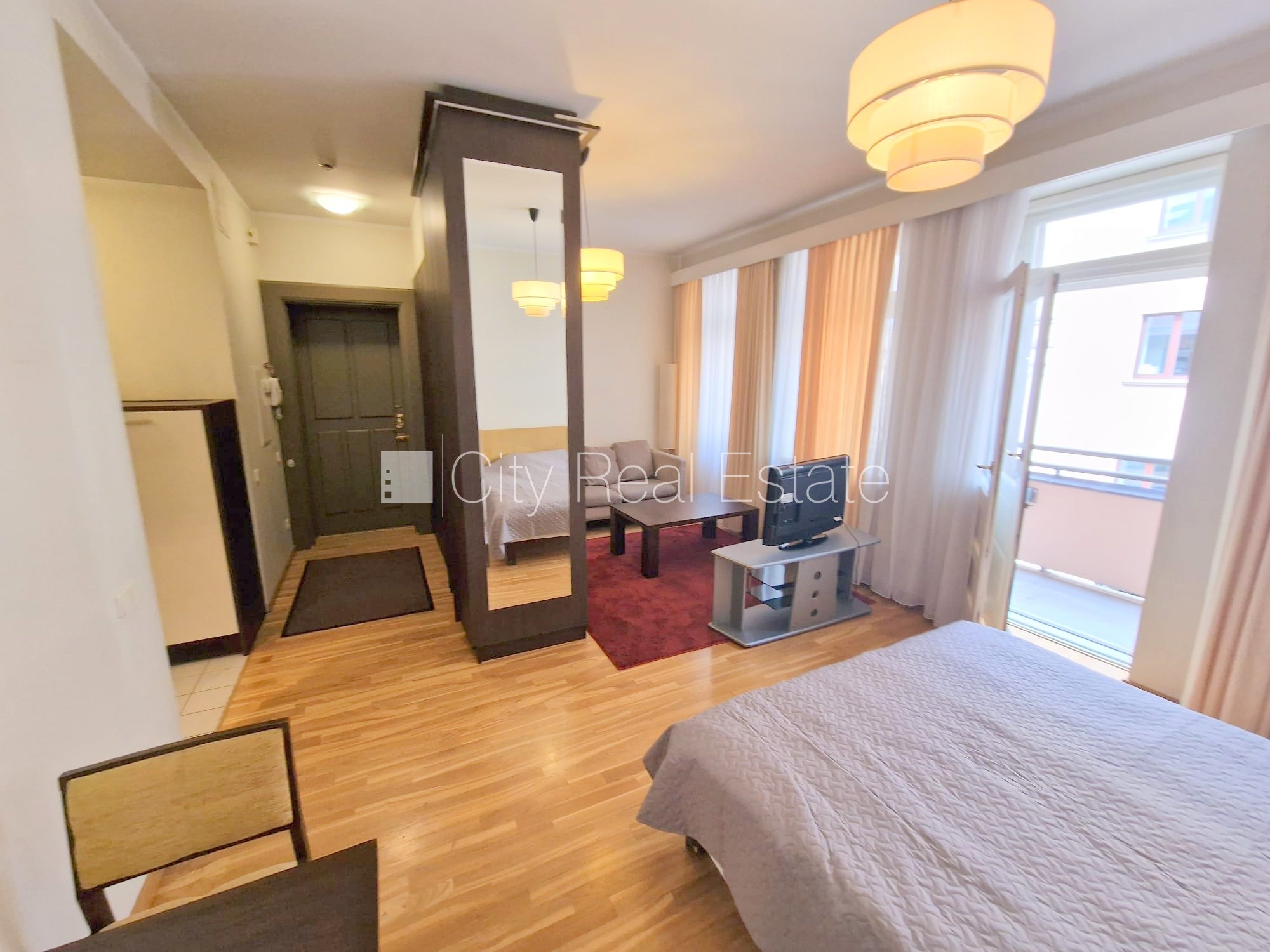 Sludinājumi. Fasādes māja, ieeja no ielas, ir lifts, kāpņu telpa pēc kapitālā remonta, balkons, logi vērsti uz Cena: 500 EUR/mēn Foto #2