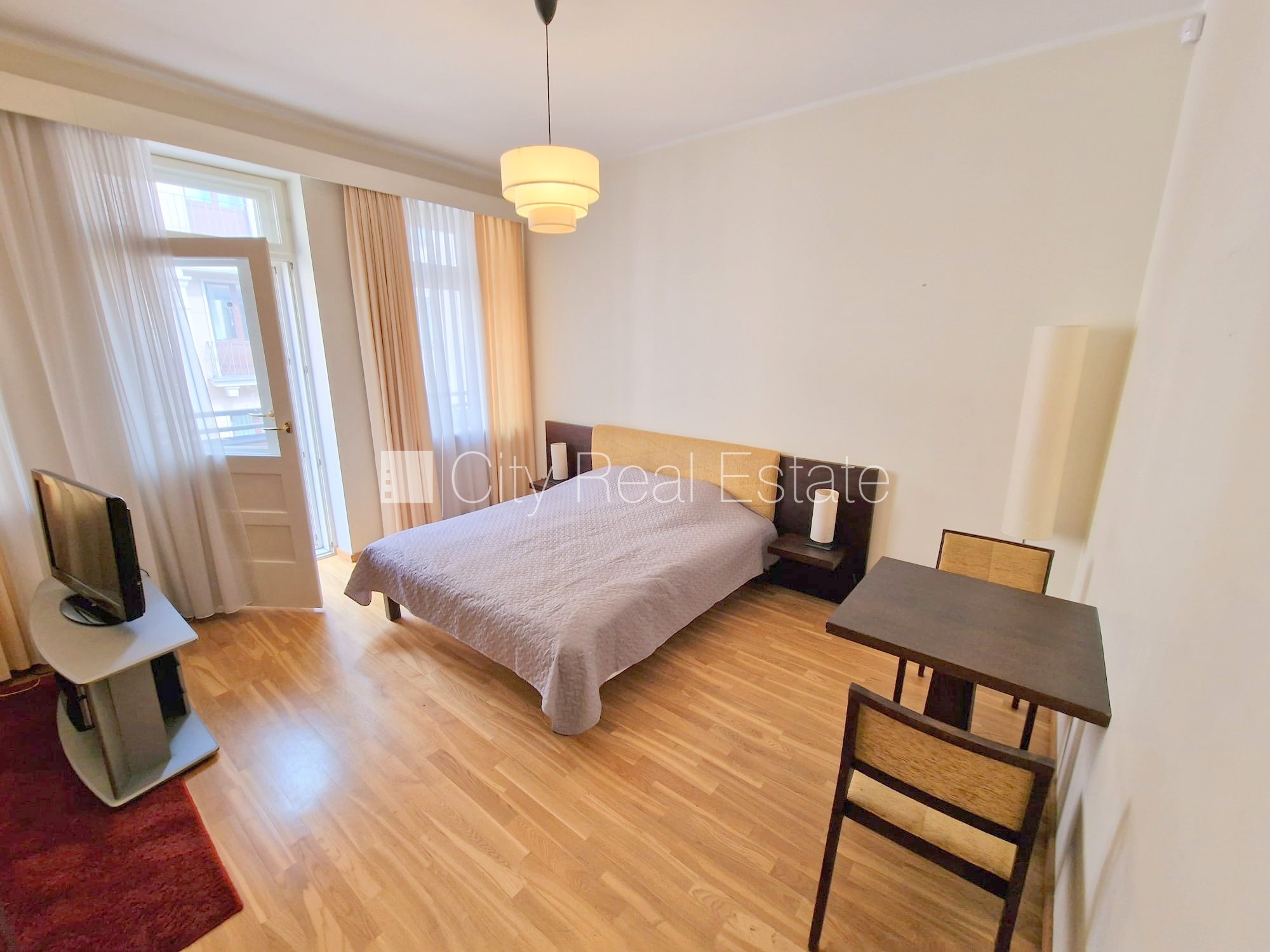 Sludinājumi. Fasādes māja, ieeja no ielas, ir lifts, kāpņu telpa pēc kapitālā remonta, balkons, logi vērsti uz Cena: 500 EUR/mēn Foto #6