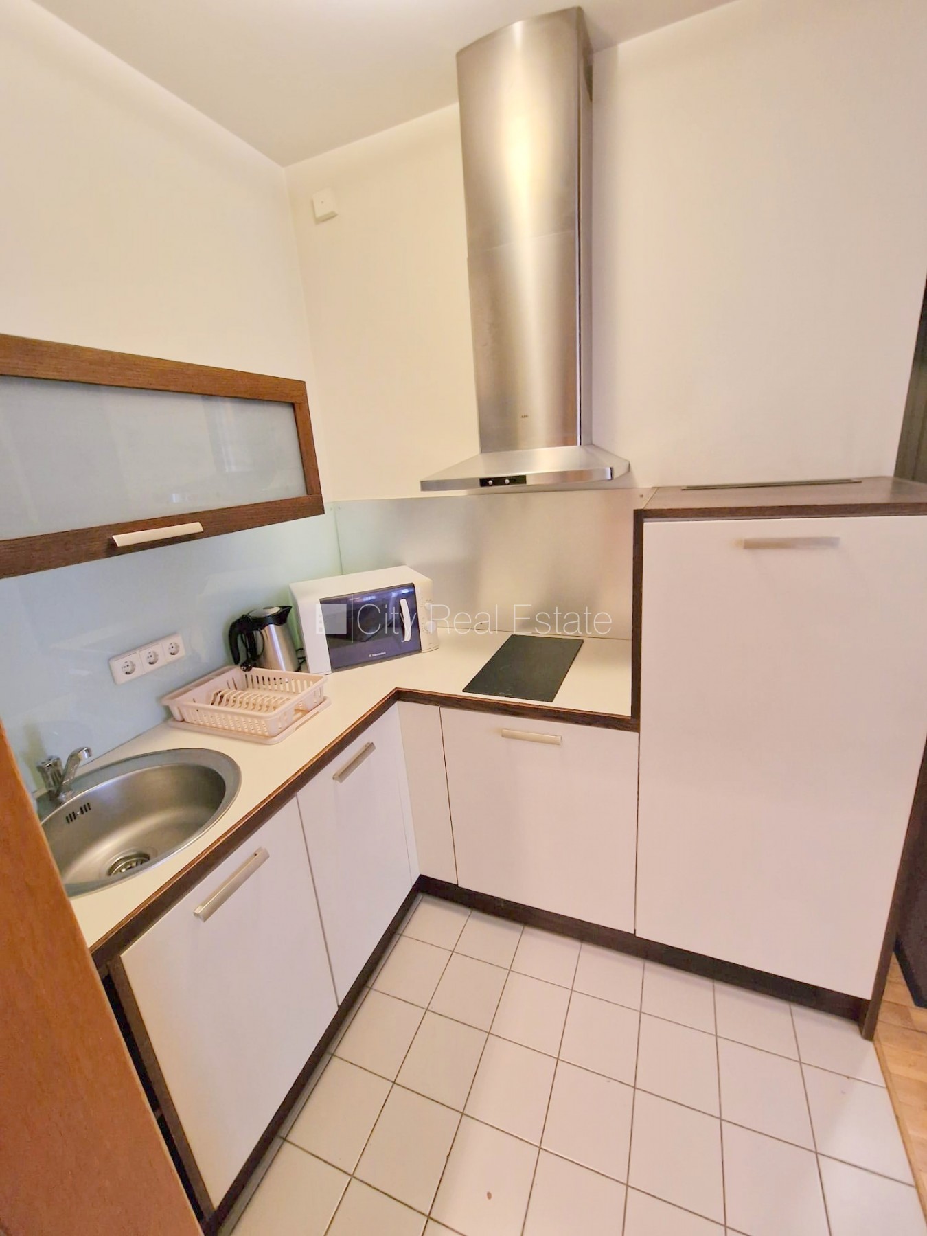 Sludinājumi. Fasādes māja, ieeja no ielas, ir lifts, kāpņu telpa pēc kapitālā remonta, balkons, logi vērsti uz Cena: 500 EUR/mēn Foto #16