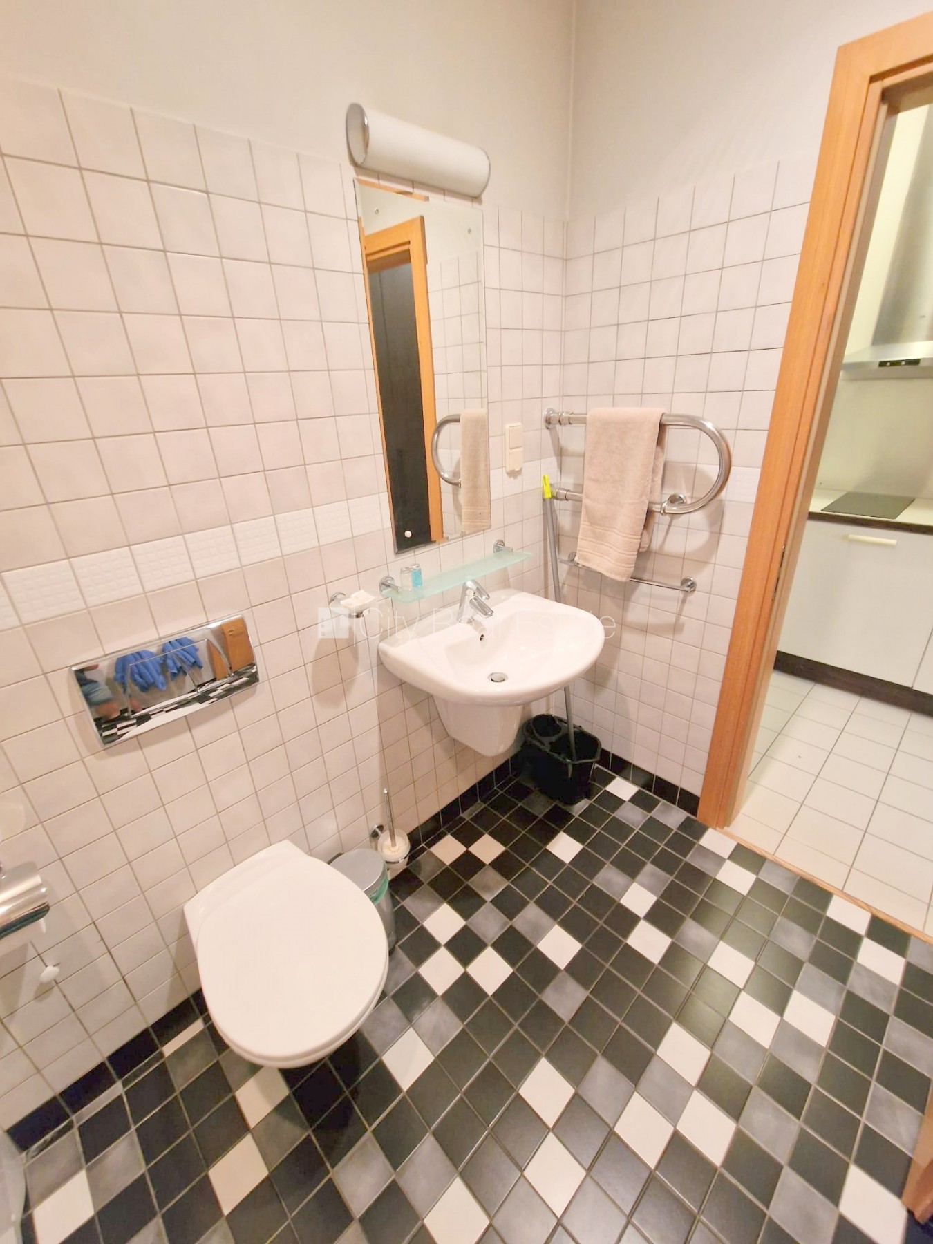 Sludinājumi. Fasādes māja, ieeja no ielas, ir lifts, kāpņu telpa pēc kapitālā remonta, balkons, logi vērsti uz Cena: 500 EUR/mēn Foto #20