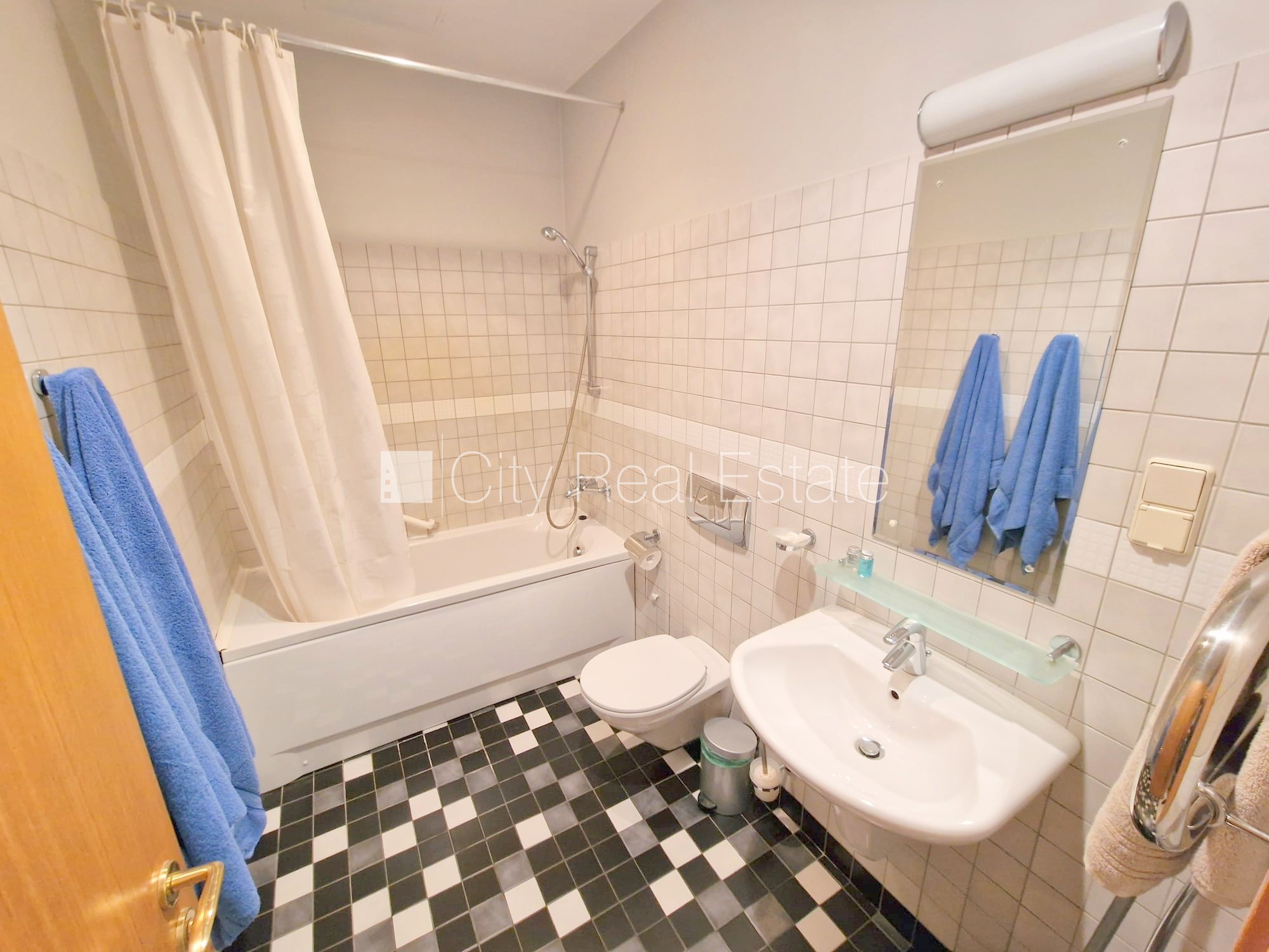 Sludinājumi. Fasādes māja, ieeja no ielas, ir lifts, kāpņu telpa pēc kapitālā remonta, balkons, logi vērsti uz Cena: 500 EUR/mēn Foto #19