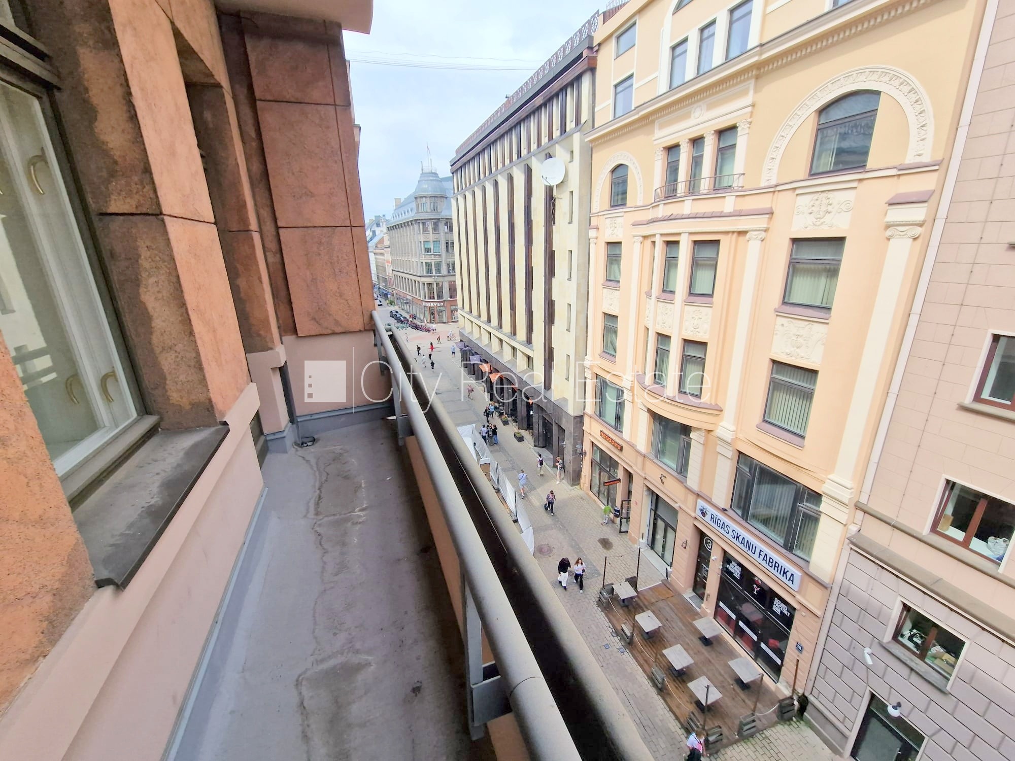 Sludinājumi. Fasādes māja, ieeja no ielas, ir lifts, kāpņu telpa pēc kapitālā remonta, balkons, logi vērsti uz Cena: 500 EUR/mēn Foto #12