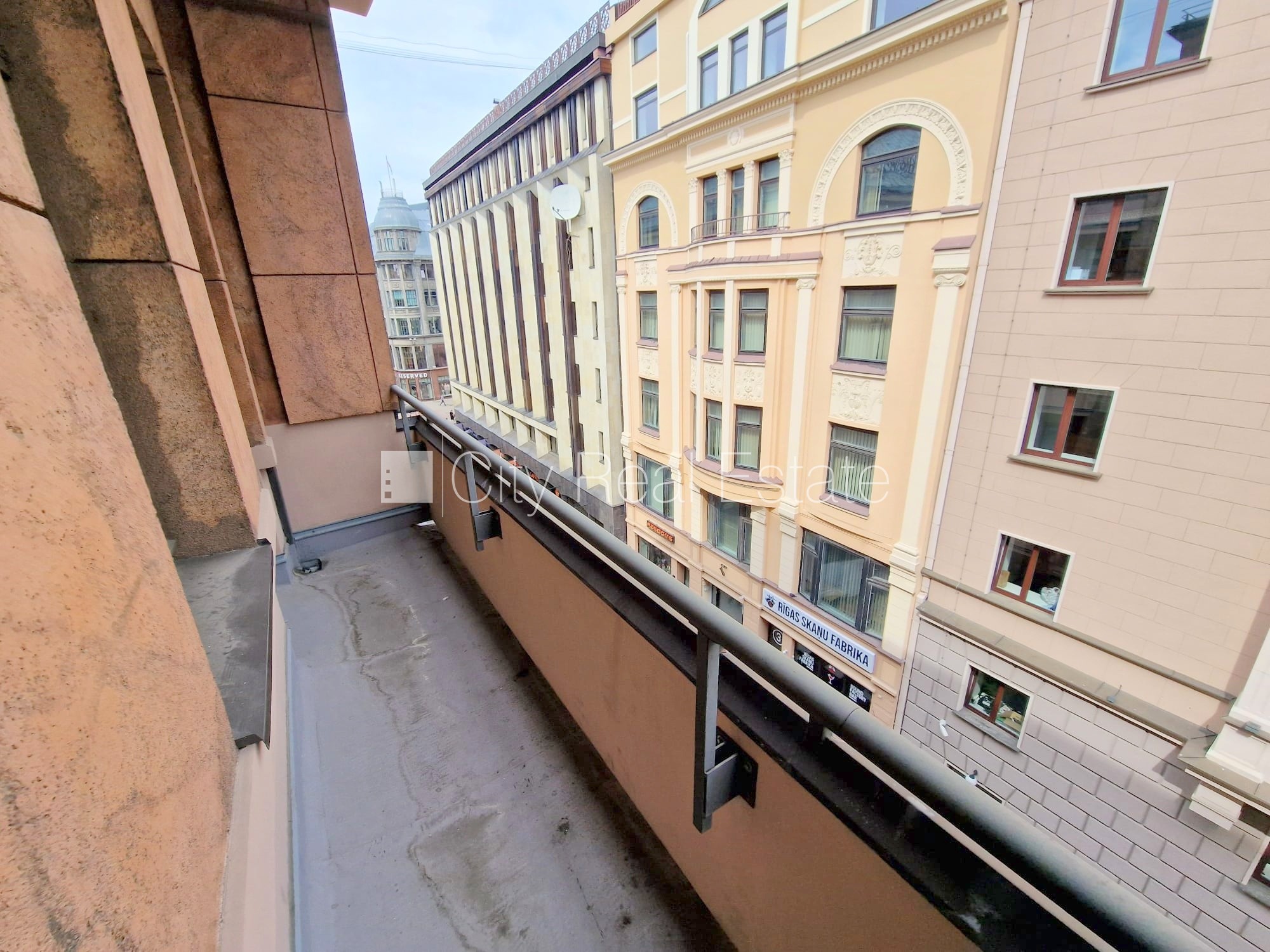 Sludinājumi. Fasādes māja, ieeja no ielas, ir lifts, kāpņu telpa pēc kapitālā remonta, balkons, logi vērsti uz Cena: 500 EUR/mēn Foto #11