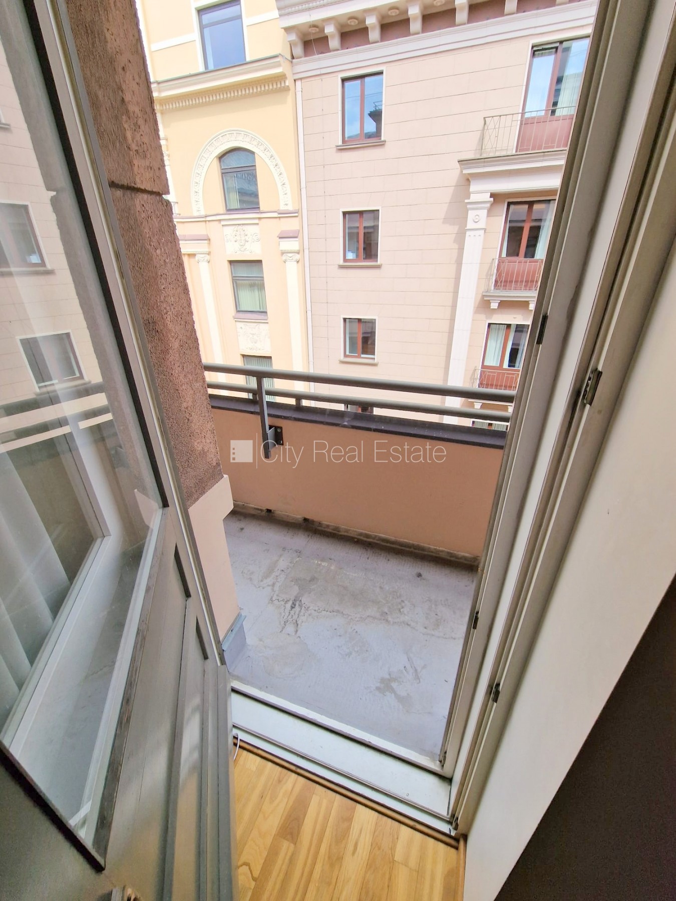 Sludinājumi. Fasādes māja, ieeja no ielas, ir lifts, kāpņu telpa pēc kapitālā remonta, balkons, logi vērsti uz Cena: 500 EUR/mēn Foto #9