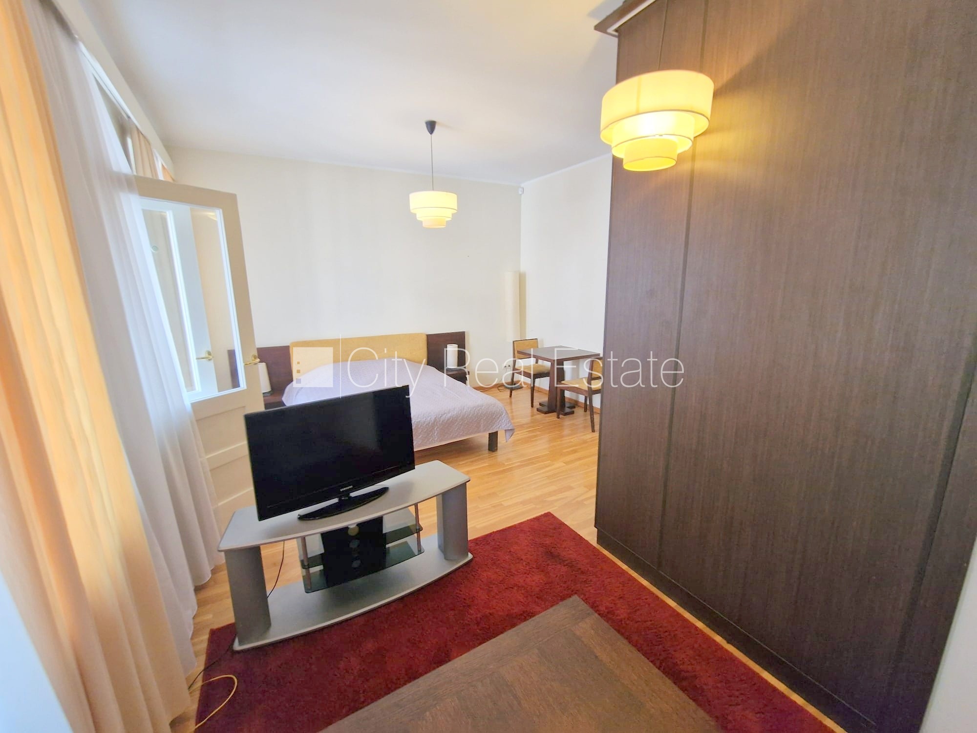 Sludinājumi. Fasādes māja, ieeja no ielas, ir lifts, kāpņu telpa pēc kapitālā remonta, balkons, logi vērsti uz Cena: 500 EUR/mēn Foto #5