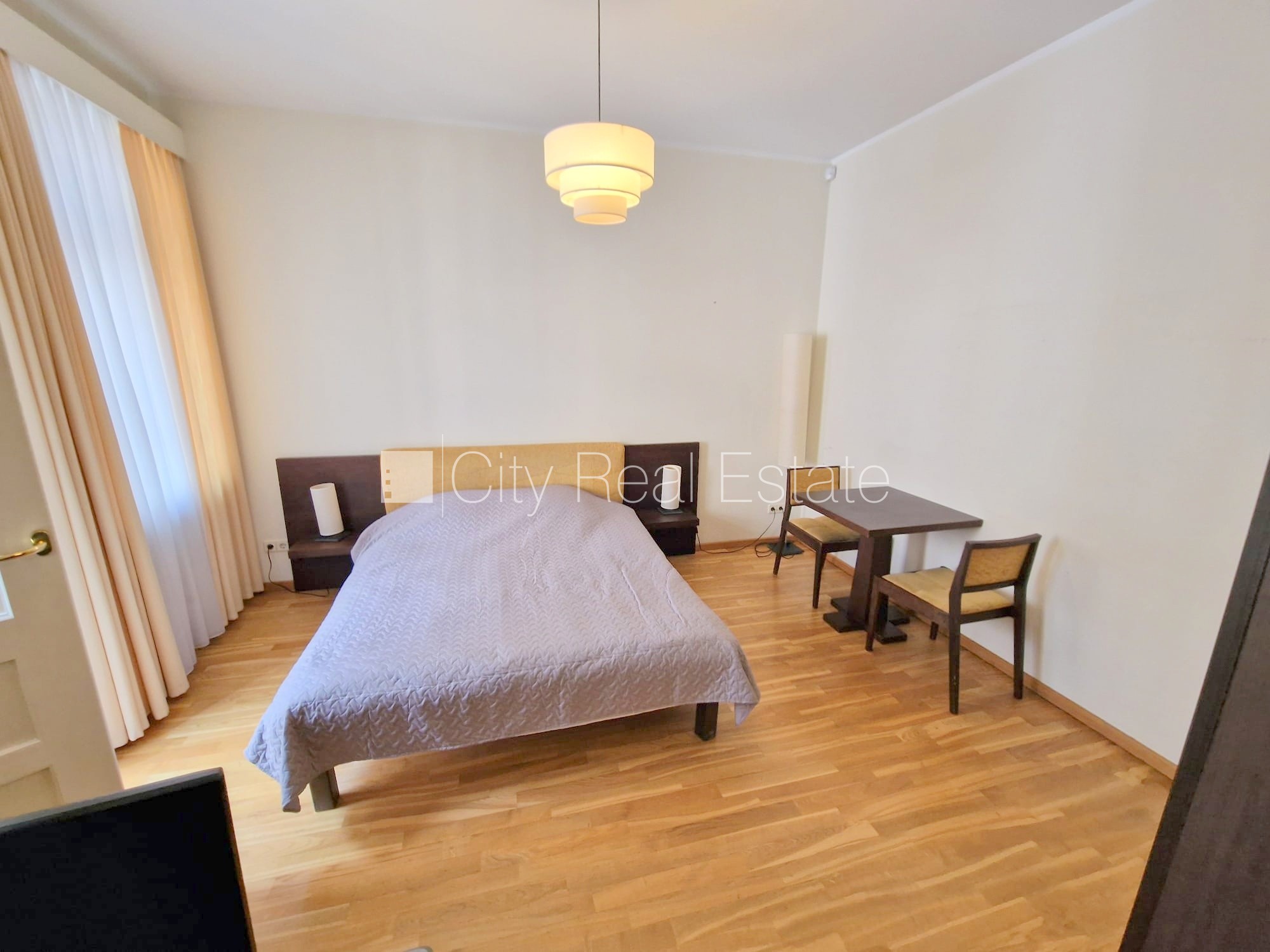 Sludinājumi. Fasādes māja, ieeja no ielas, ir lifts, kāpņu telpa pēc kapitālā remonta, balkons, logi vērsti uz Cena: 500 EUR/mēn Foto #8