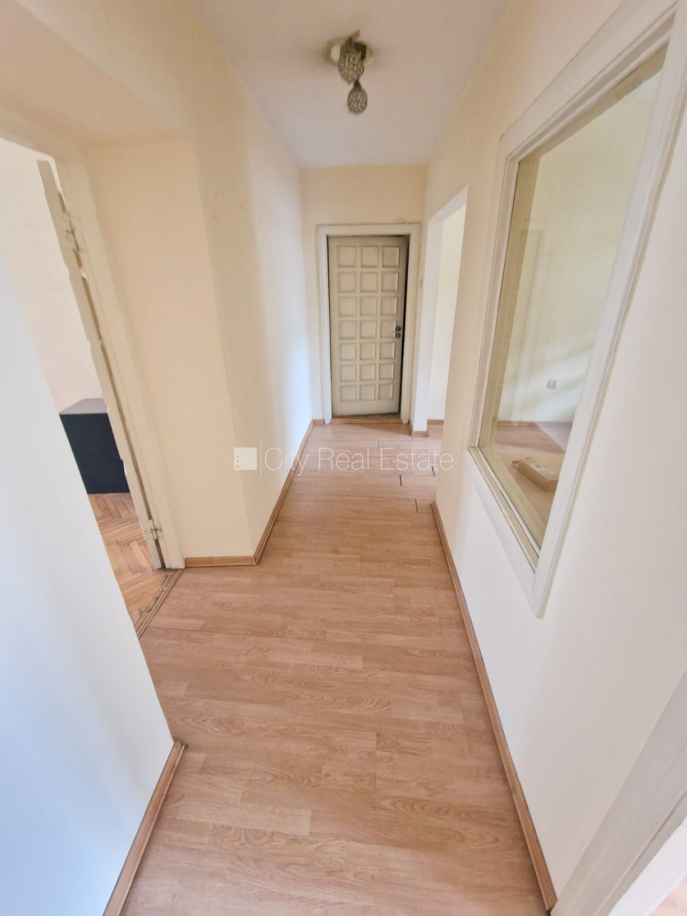 Sludinājumi. Fasādes māja, renovēta māja, ieeja no ielas, ir lifts, kāpņu telpa pēc kosmētiskā remonta, logi Cena: 500 EUR/mēn Foto #4