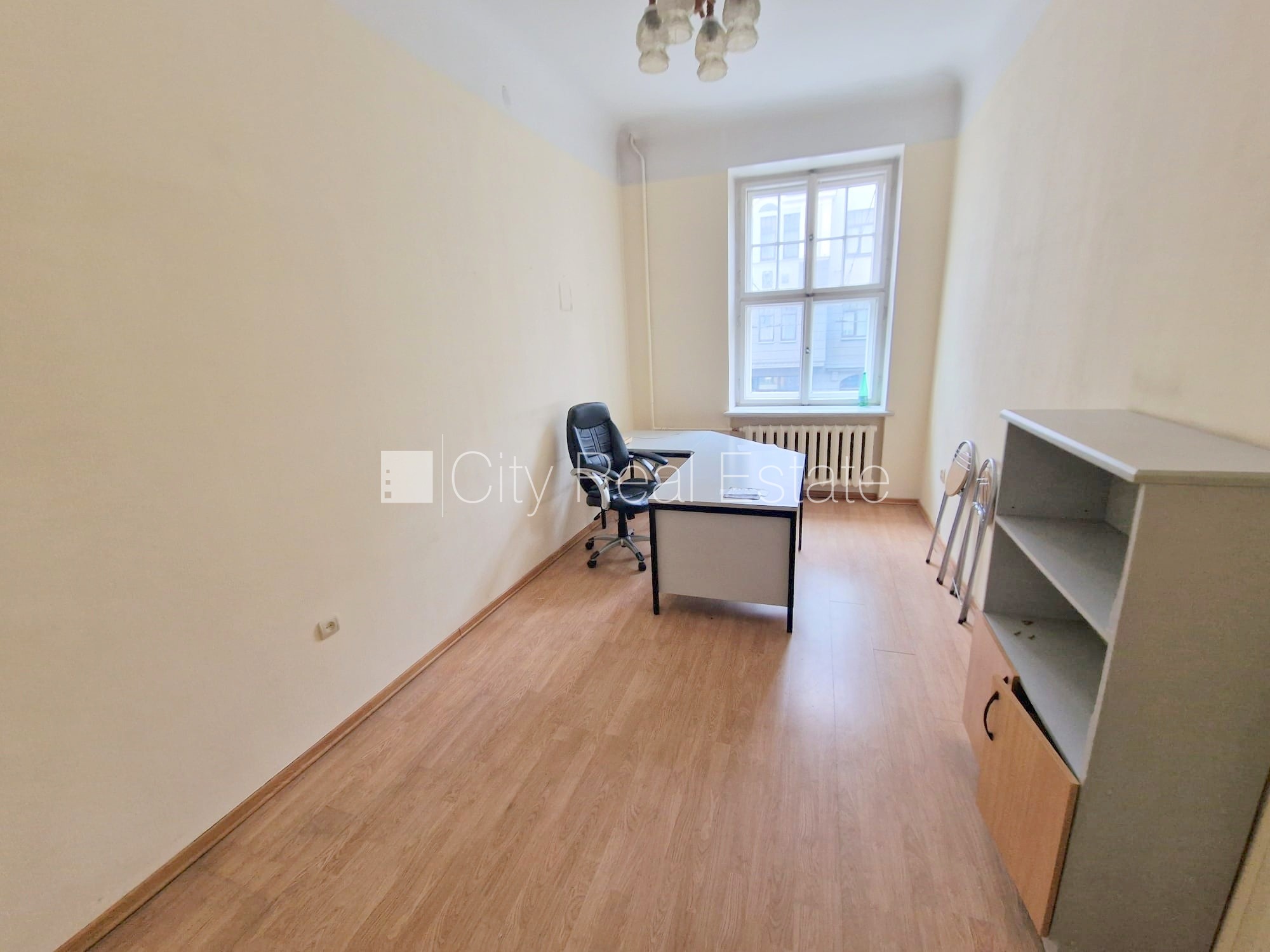 Sludinājumi. Fasādes māja, renovēta māja, ieeja no ielas, ir lifts, kāpņu telpa pēc kosmētiskā remonta, logi Cena: 500 EUR/mēn Foto #11