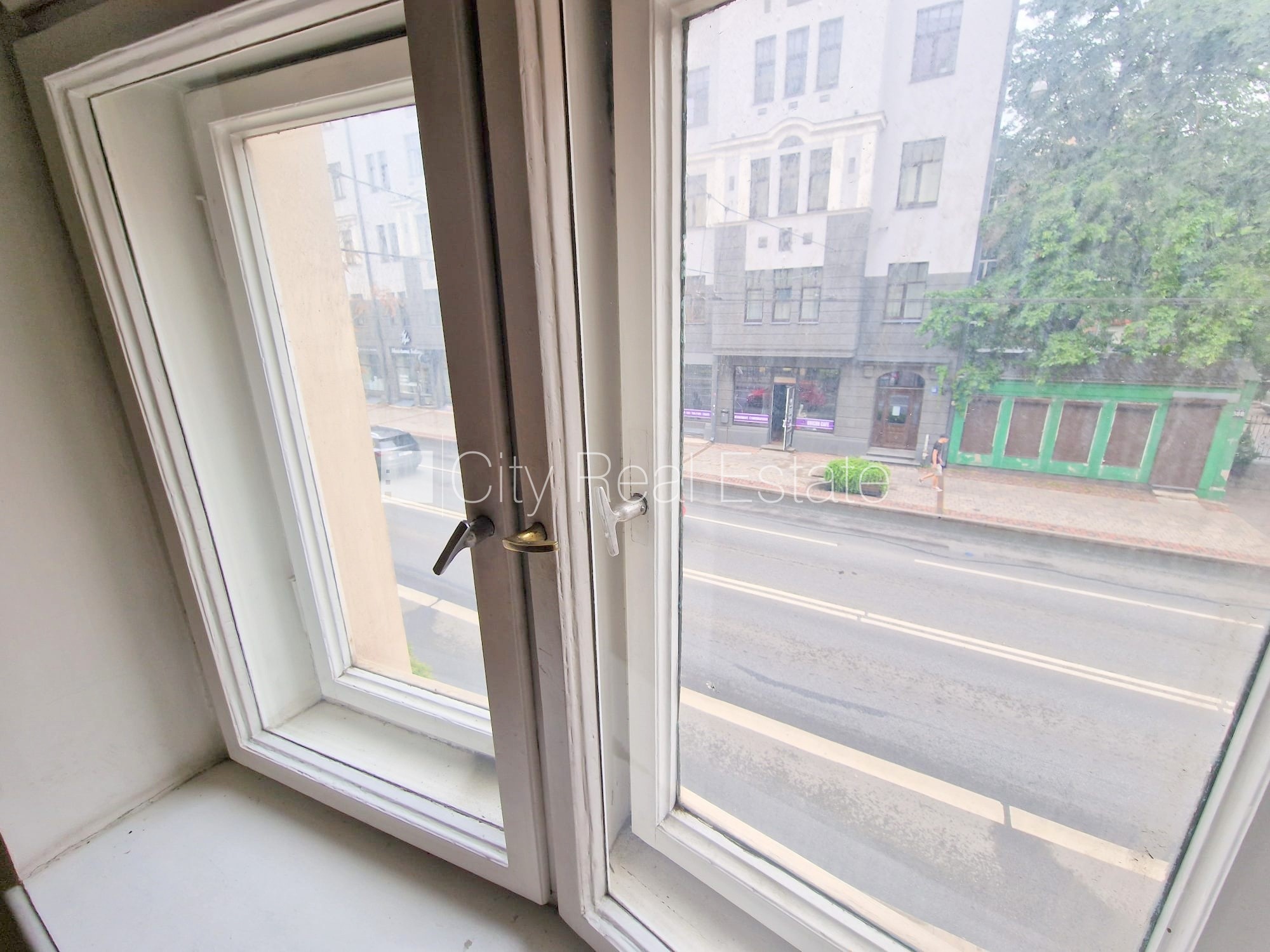 Sludinājumi. Fasādes māja, renovēta māja, ieeja no ielas, ir lifts, kāpņu telpa pēc kosmētiskā remonta, logi Cena: 500 EUR/mēn Foto #13