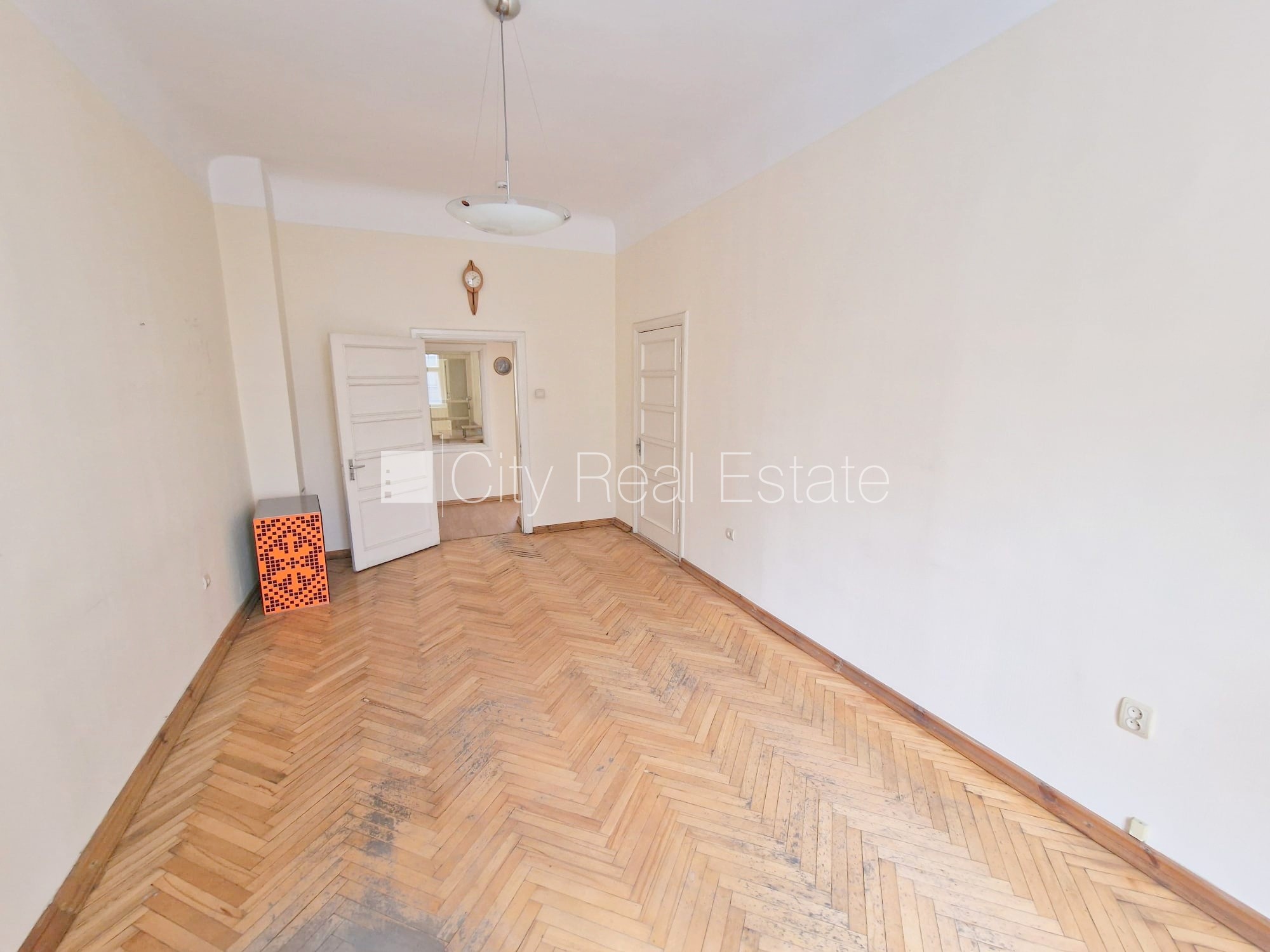 Sludinājumi. Fasādes māja, renovēta māja, ieeja no ielas, ir lifts, kāpņu telpa pēc kosmētiskā remonta, logi Cena: 500 EUR/mēn Foto #3