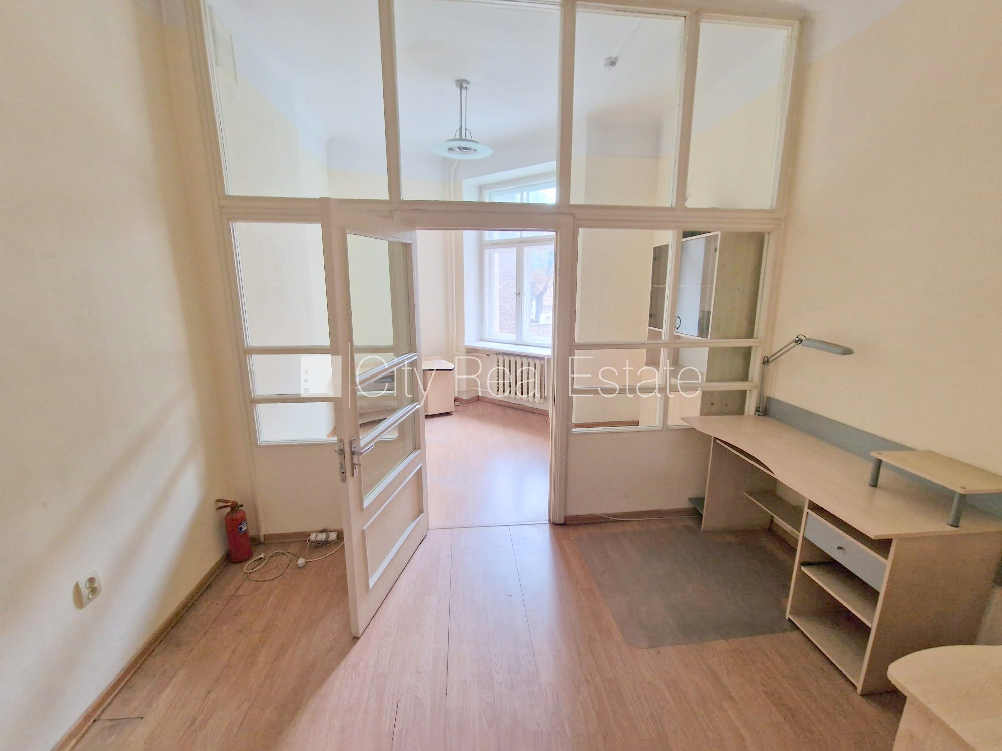 Sludinājumi. Fasādes māja, renovēta māja, ieeja no ielas, ir lifts, kāpņu telpa pēc kosmētiskā remonta, logi Cena: 500 EUR/mēn Foto #8