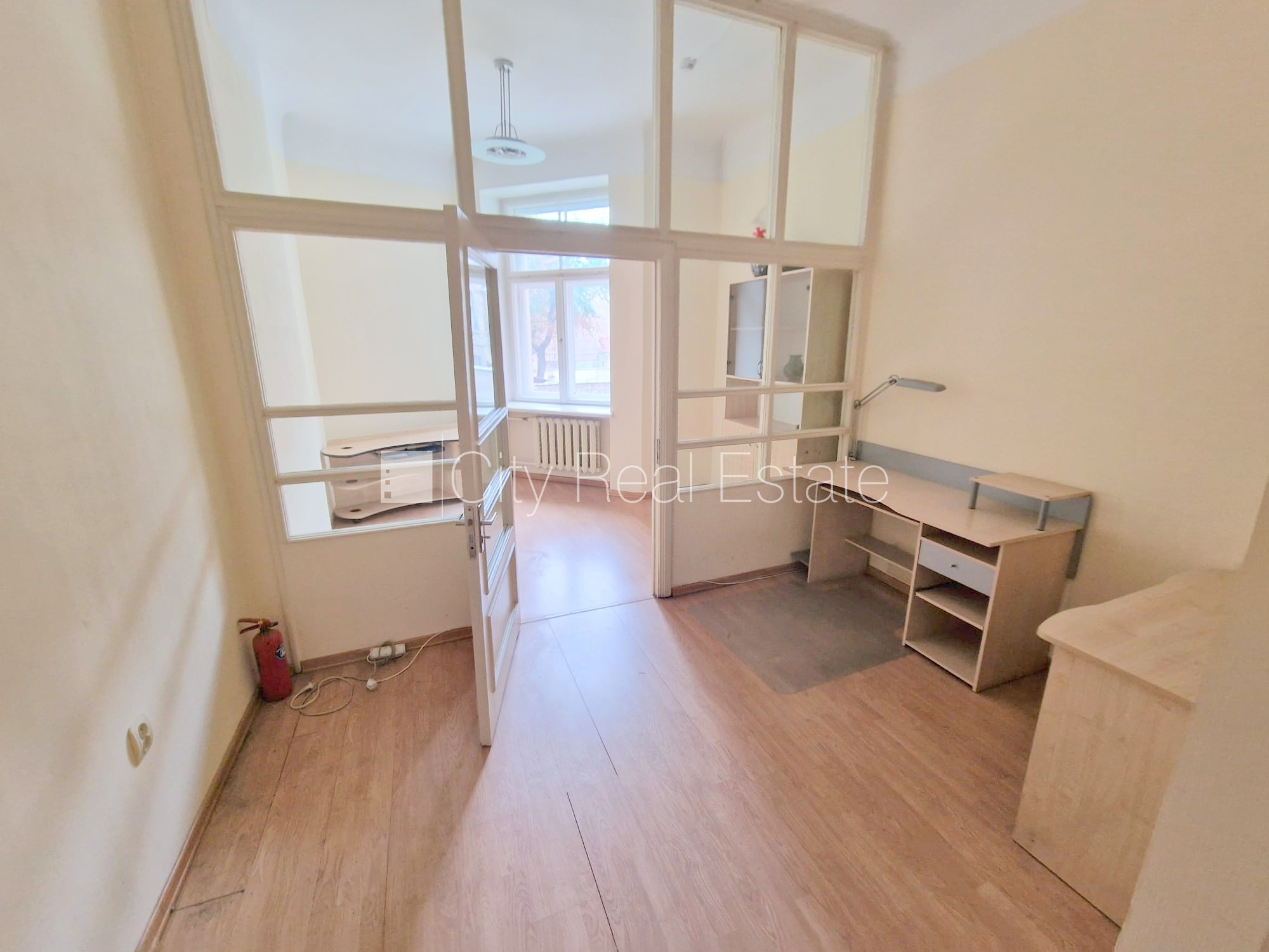 Sludinājumi. Fasādes māja, renovēta māja, ieeja no ielas, ir lifts, kāpņu telpa pēc kosmētiskā remonta, logi Cena: 500 EUR/mēn Foto #7