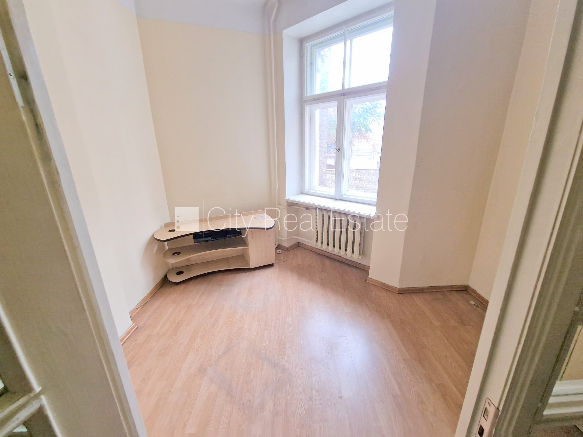 Sludinājumi. Fasādes māja, renovēta māja, ieeja no ielas, ir lifts, kāpņu telpa pēc kosmētiskā remonta, logi Cena: 500 EUR/mēn Foto #9