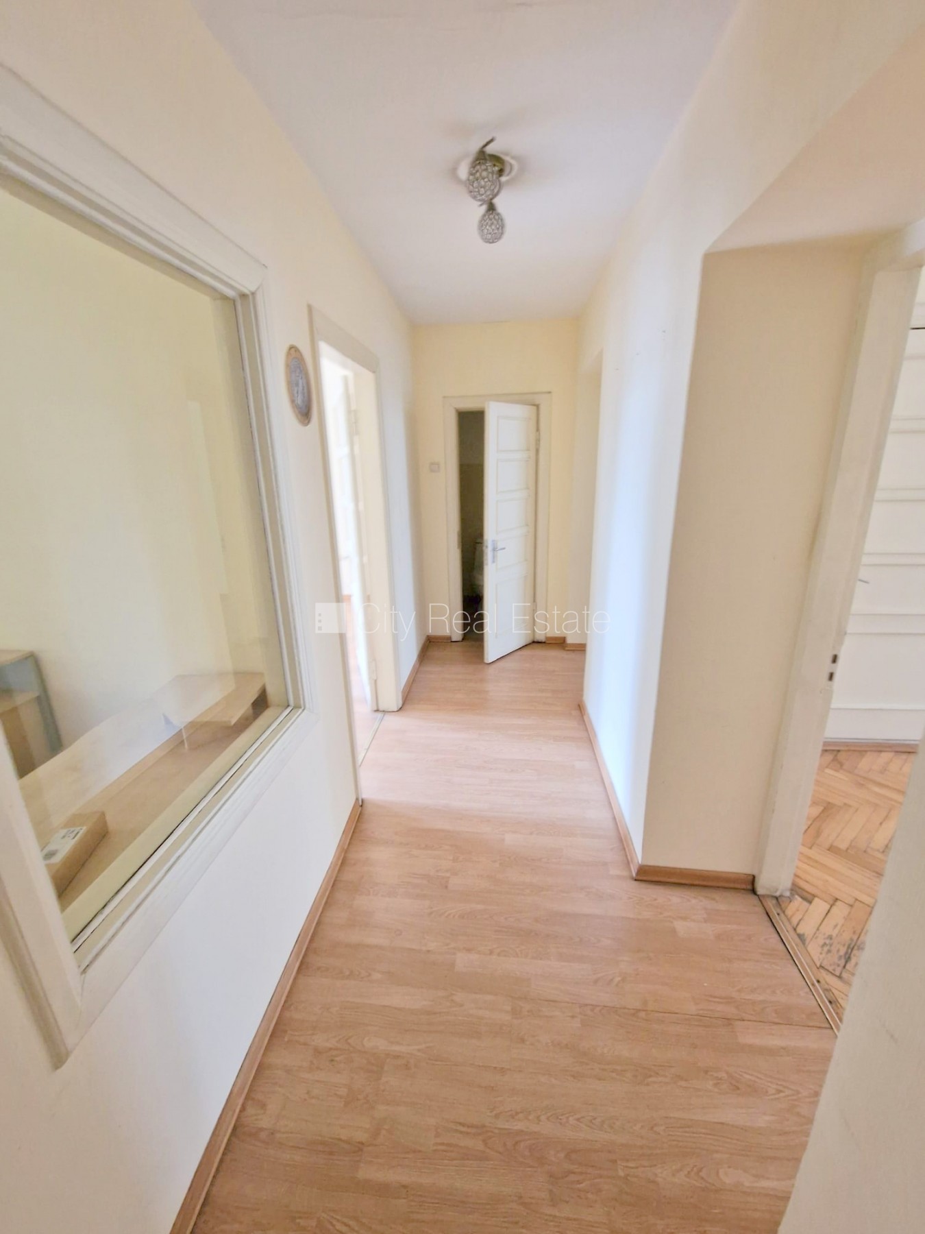 Sludinājumi. Fasādes māja, renovēta māja, ieeja no ielas, ir lifts, kāpņu telpa pēc kosmētiskā remonta, logi Cena: 500 EUR/mēn Foto #6