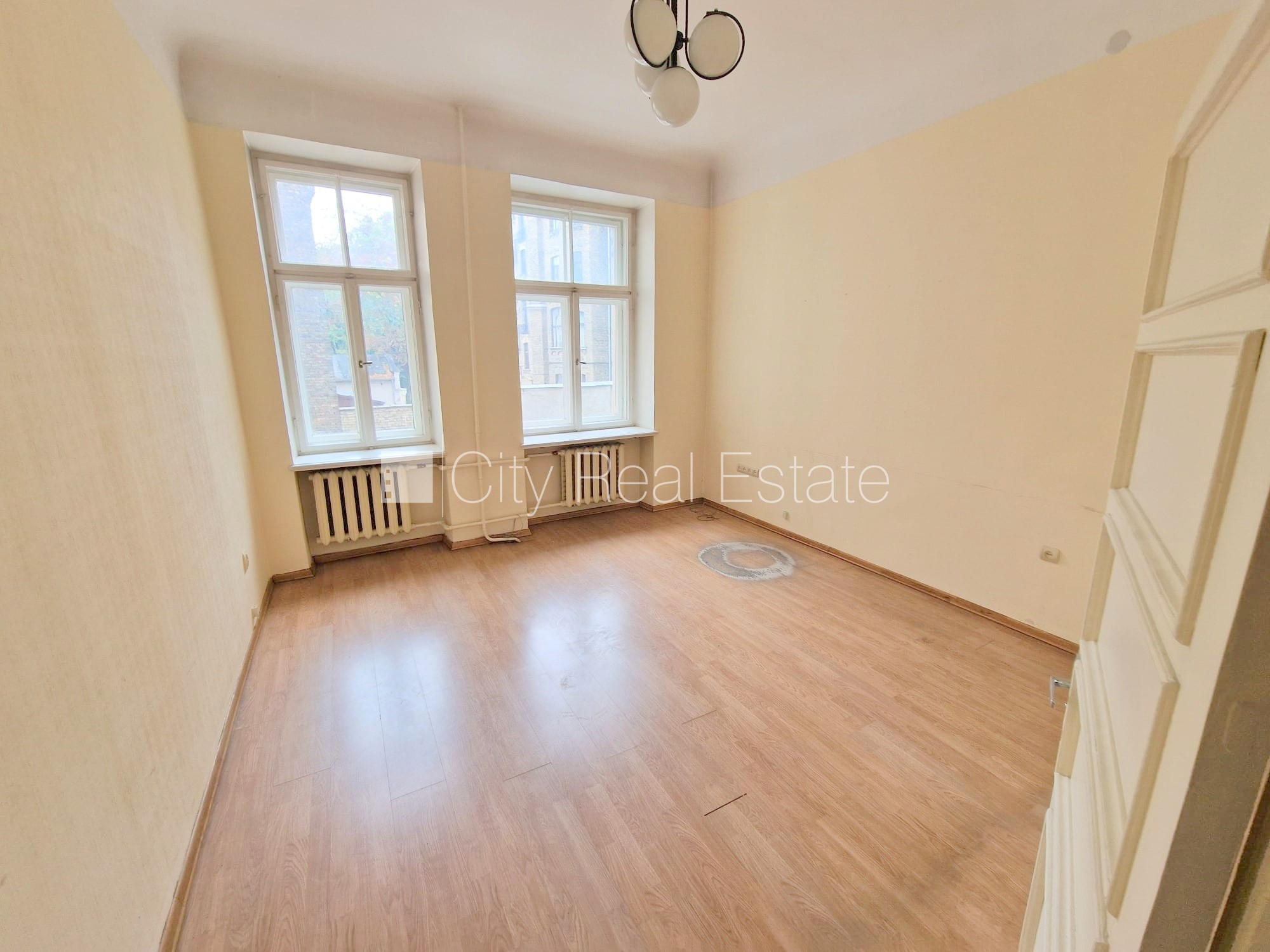 Sludinājumi. Fasādes māja, renovēta māja, ieeja no ielas, ir lifts, kāpņu telpa pēc kosmētiskā remonta, logi Cena: 500 EUR/mēn Foto #5