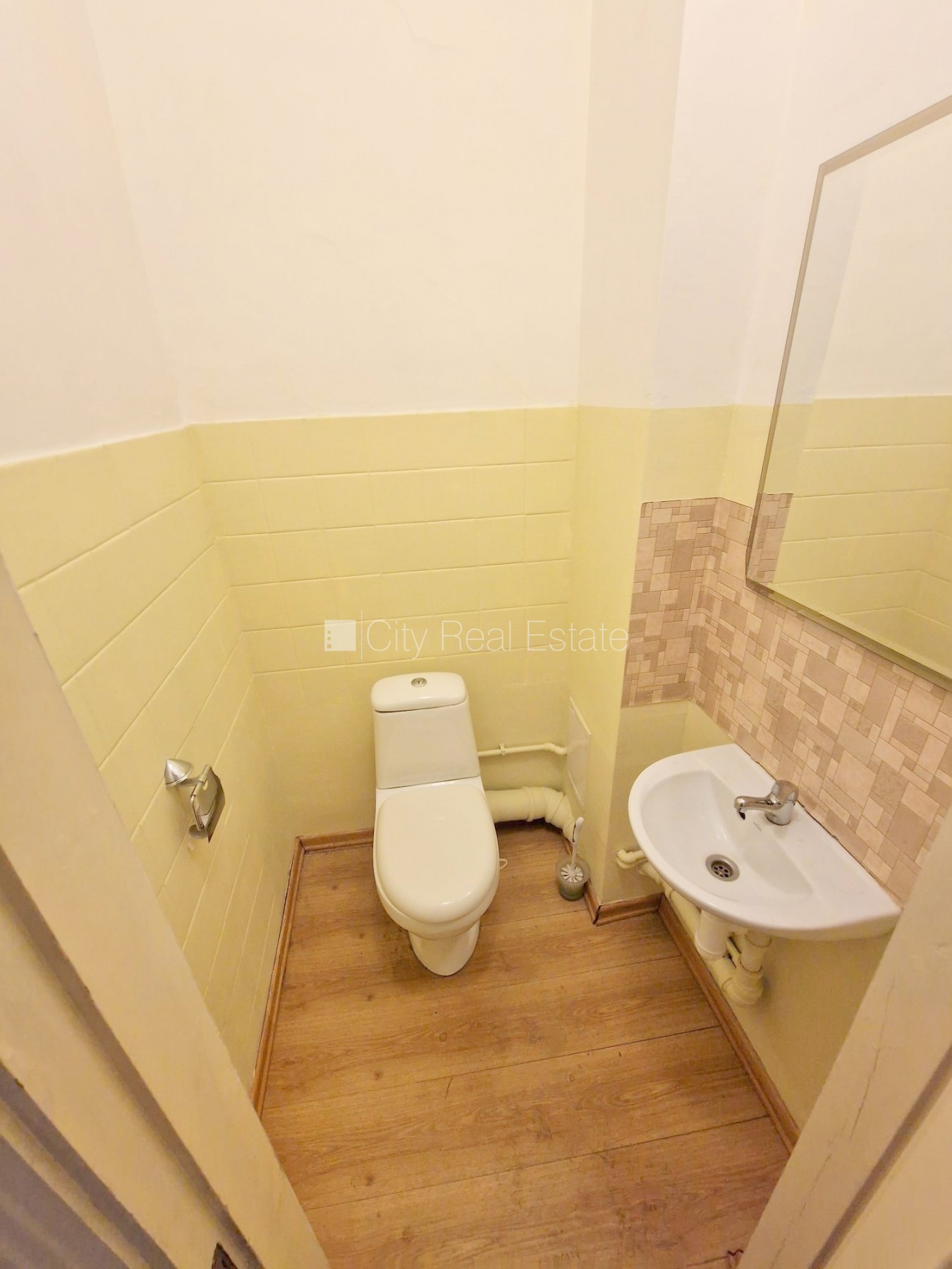 Sludinājumi. Fasādes māja, renovēta māja, ieeja no ielas, ir lifts, kāpņu telpa pēc kosmētiskā remonta, logi Cena: 500 EUR/mēn Foto #14