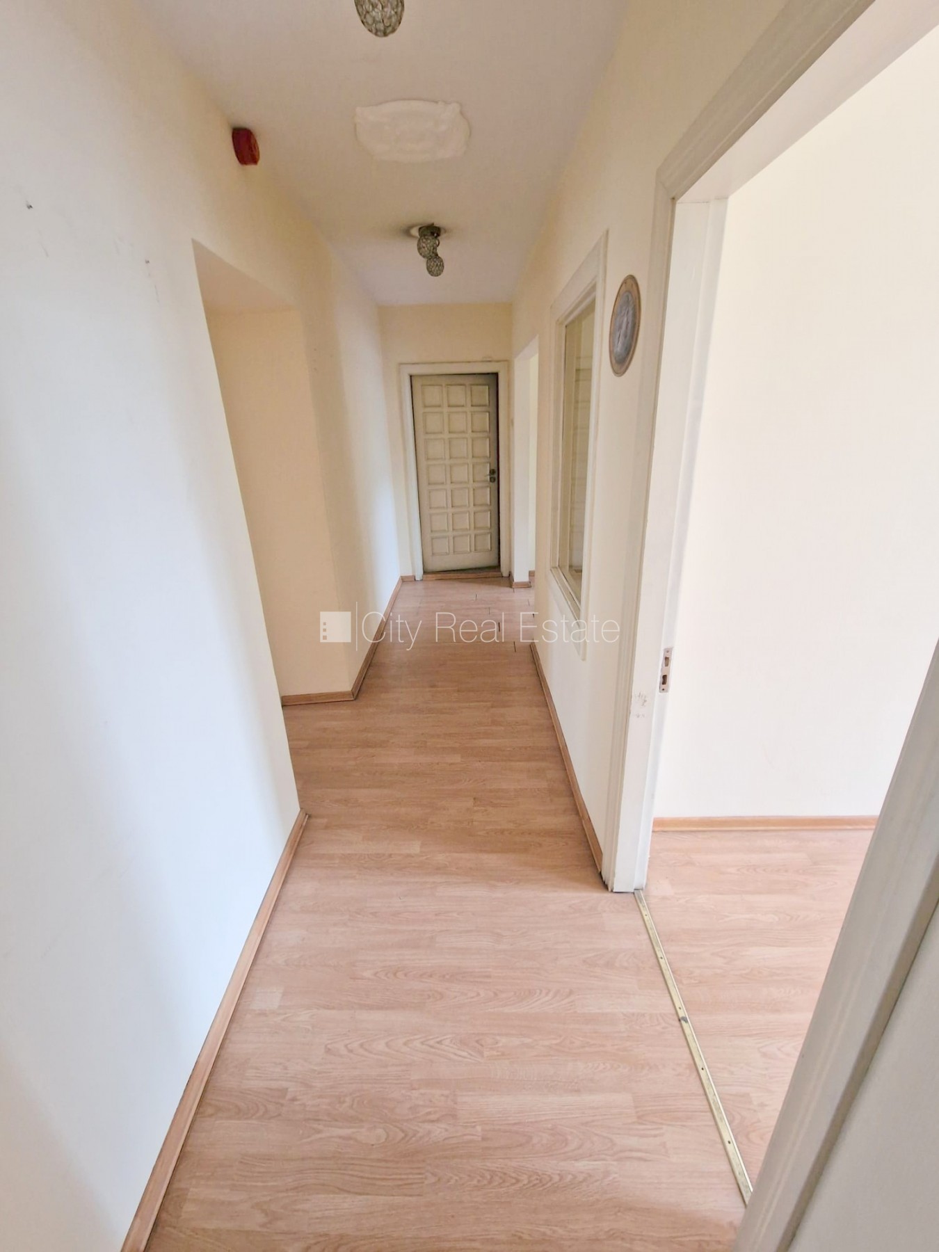 Sludinājumi. Fasādes māja, renovēta māja, ieeja no ielas, ir lifts, kāpņu telpa pēc kosmētiskā remonta, logi Cena: 500 EUR/mēn Foto #15