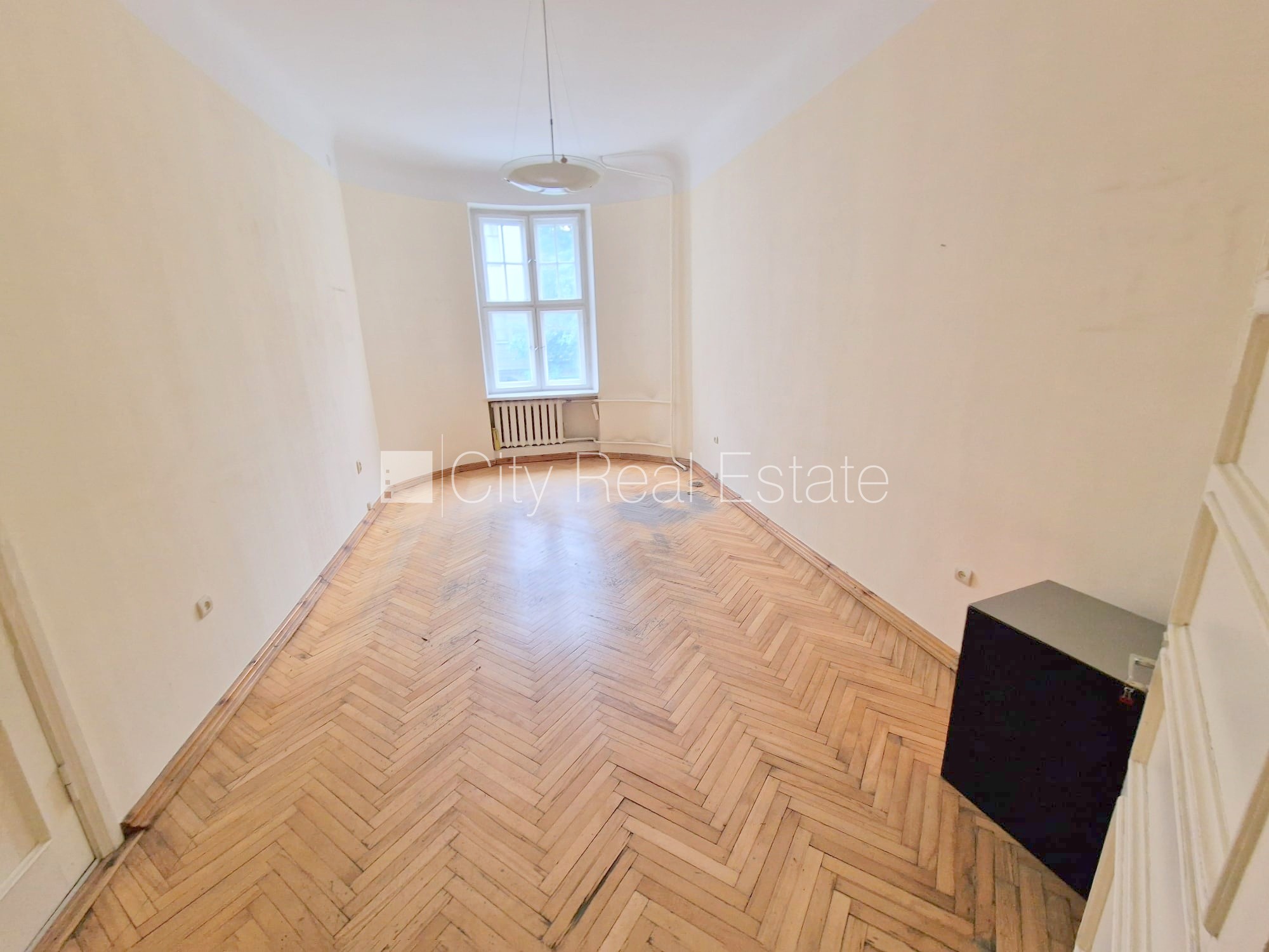 Sludinājumi. Fasādes māja, renovēta māja, ieeja no ielas, ir lifts, kāpņu telpa pēc kosmētiskā remonta, logi Cena: 500 EUR/mēn Foto #2