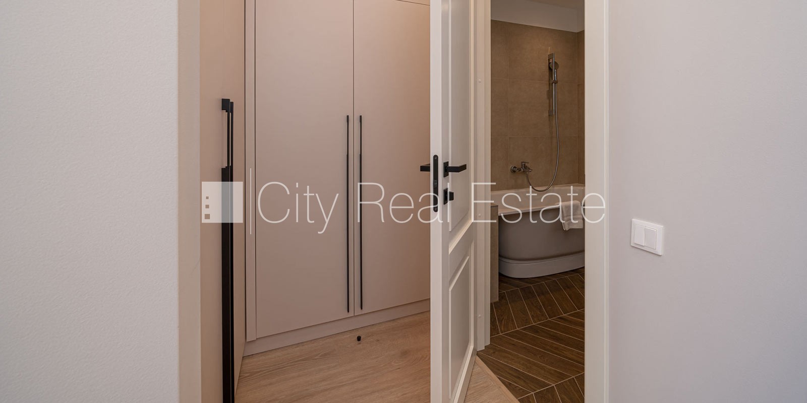 Sludinājumi. Jaunceltne, fasādes māja, labiekārtota apzaļumota teritorija, pazemes autostāvvieta, apzaļumota Cena: 2200 EUR/mēn Foto #11