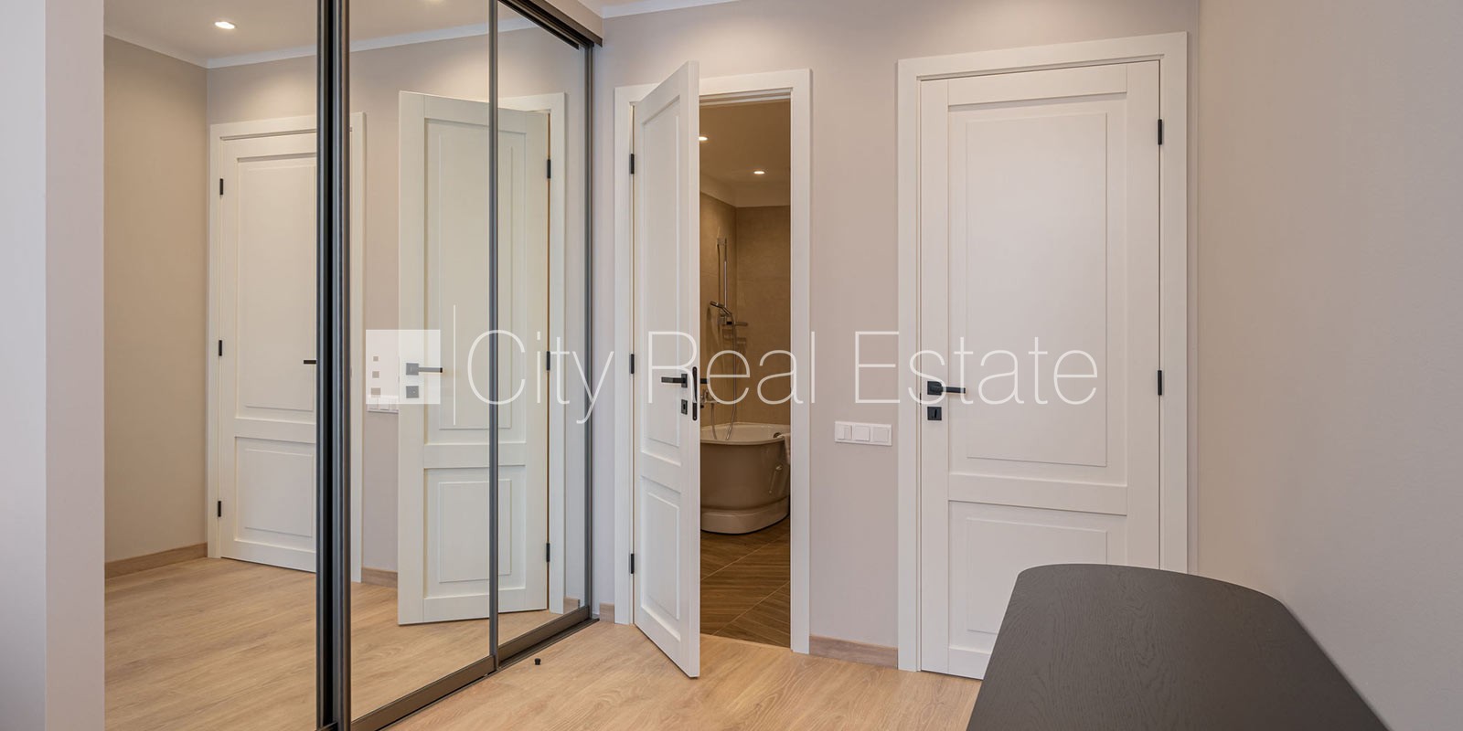 Sludinājumi. Jaunceltne, fasādes māja, labiekārtota apzaļumota teritorija, pazemes autostāvvieta, apzaļumota Cena: 2200 EUR/mēn Foto #19