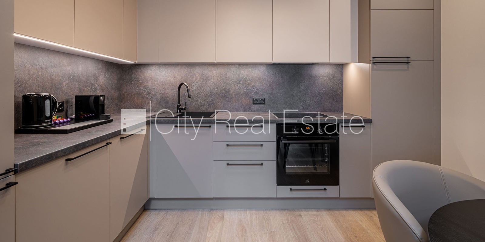 Sludinājumi. Jaunceltne, fasādes māja, labiekārtota apzaļumota teritorija, pazemes autostāvvieta, apzaļumota Cena: 2200 EUR/mēn Foto #5