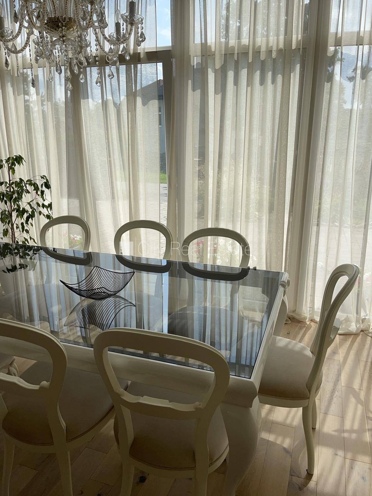 Sludinājumi. Privātmāja, labiekārtota apzaļumota teritorija, iežogota teritorija, vieta automašīnai, pirmais Cena: 6000 EUR/mēn Foto #3