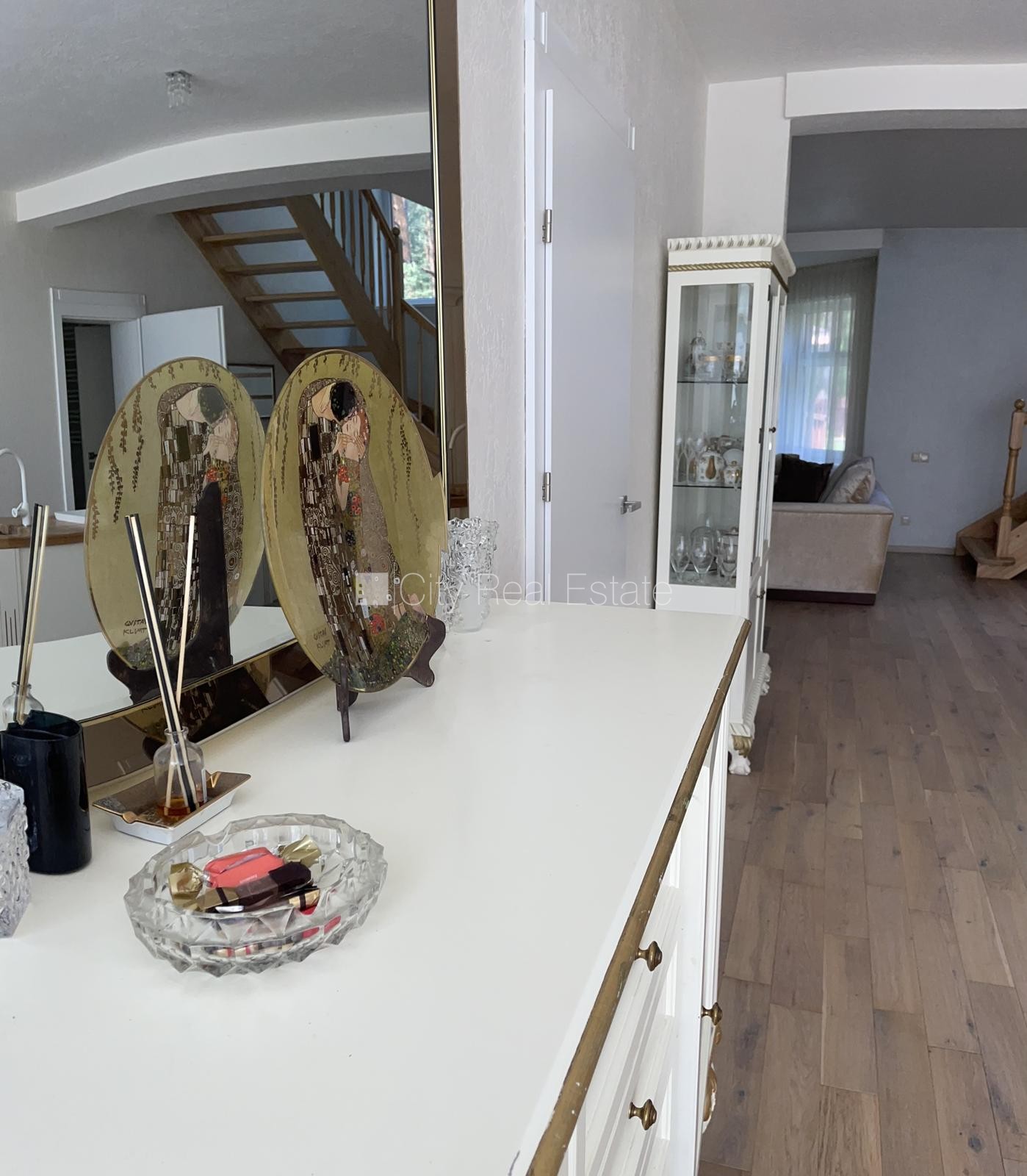 Sludinājumi. Privātmāja, labiekārtota apzaļumota teritorija, iežogota teritorija, vieta automašīnai, pirmais Cena: 6000 EUR/mēn Foto #5