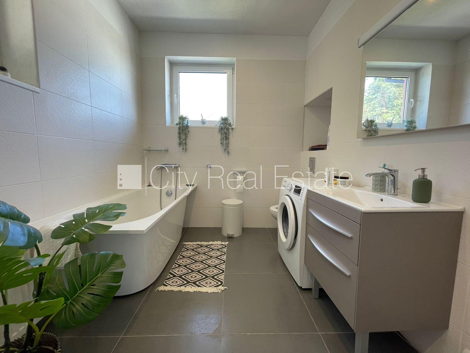 Sludinājumi. Privātmāja, labiekārtota apzaļumota teritorija, iežogota teritorija, vieta automašīnai, pirmais Cena: 6000 EUR/mēn Foto #7