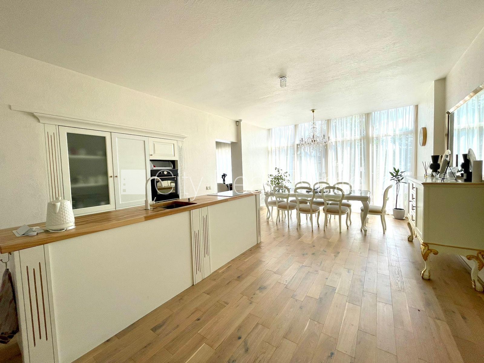 Sludinājumi. Privātmāja, labiekārtota apzaļumota teritorija, iežogota teritorija, vieta automašīnai, pirmais Cena: 6000 EUR/mēn Foto #1