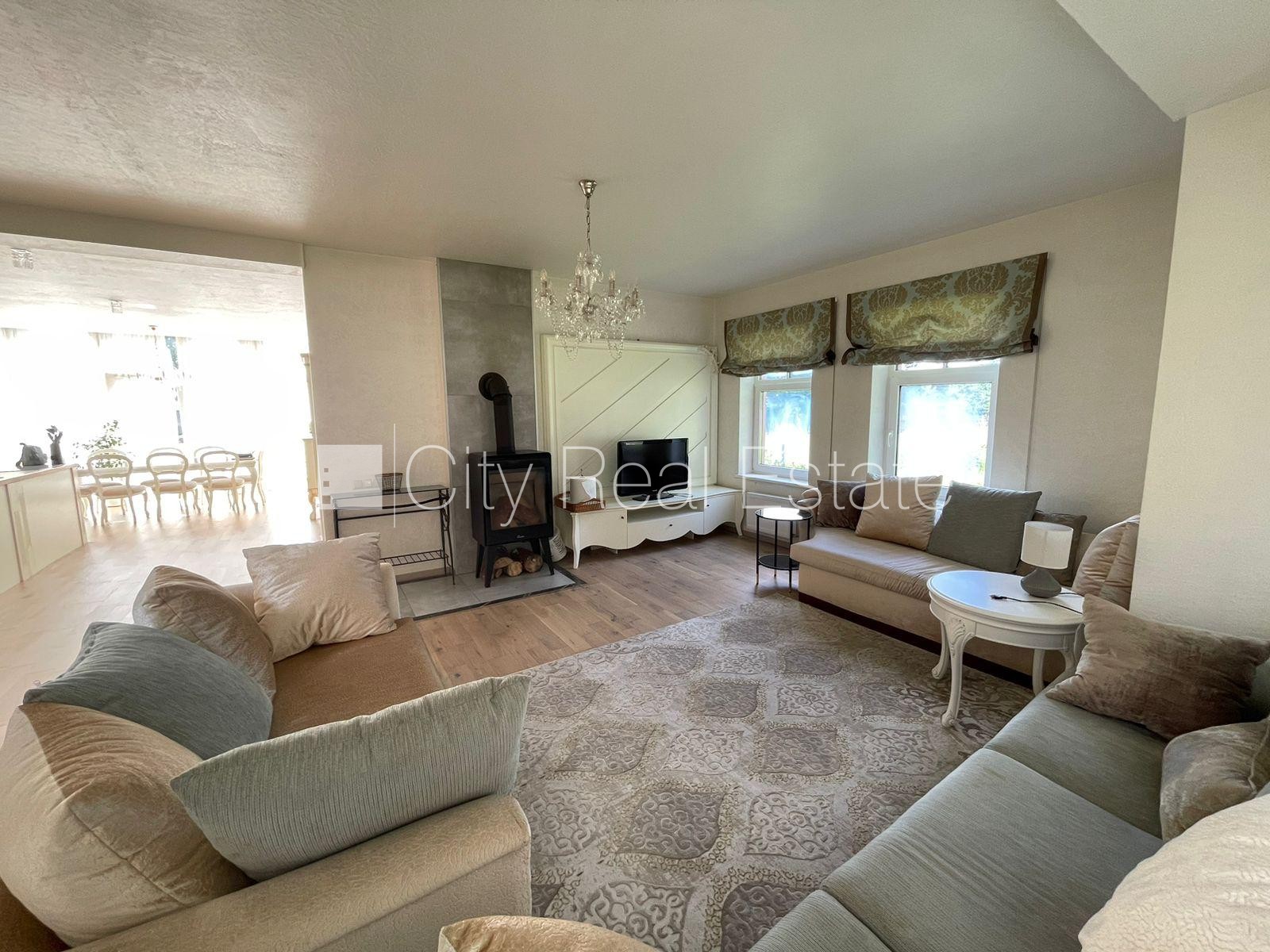 Sludinājumi. Privātmāja, labiekārtota apzaļumota teritorija, iežogota teritorija, vieta automašīnai, pirmais Cena: 6000 EUR/mēn Foto #4