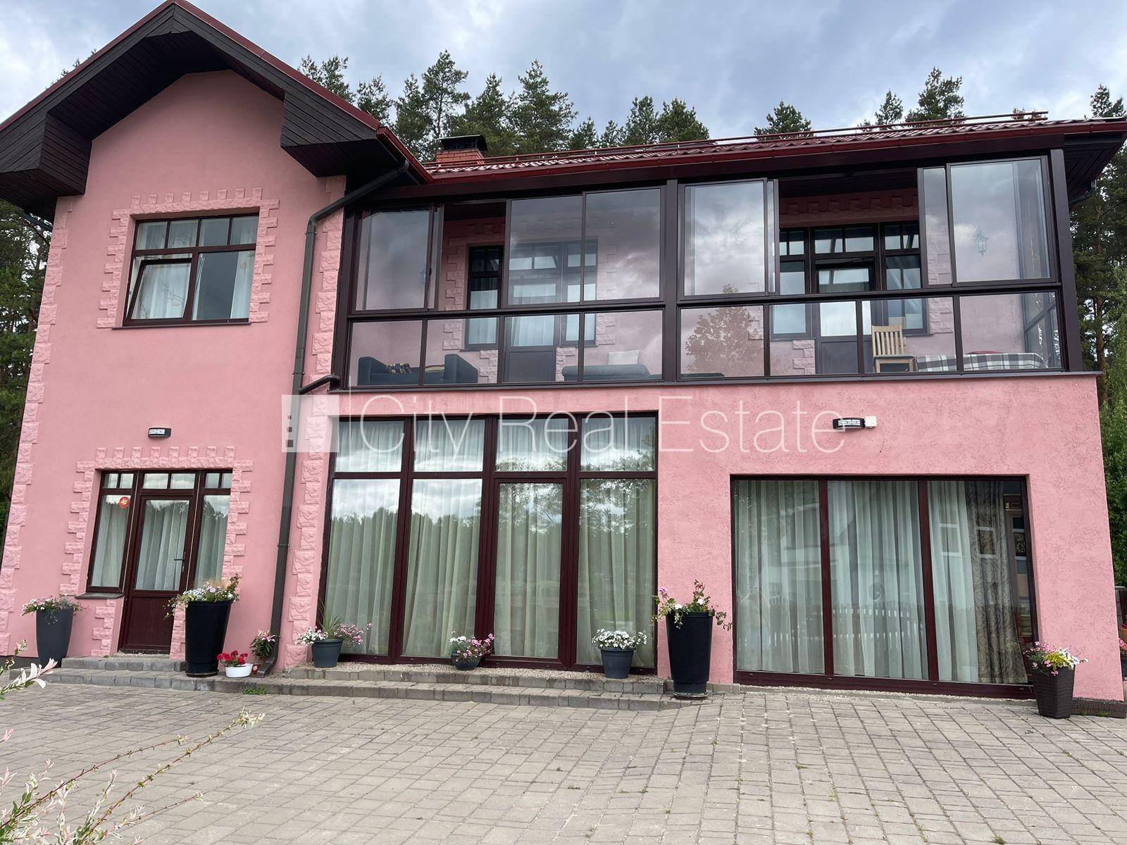 Sludinājumi. Privātmāja, labiekārtota apzaļumota teritorija, iežogota teritorija, vieta automašīnai, pirmais Cena: 6000 EUR/mēn Foto #8