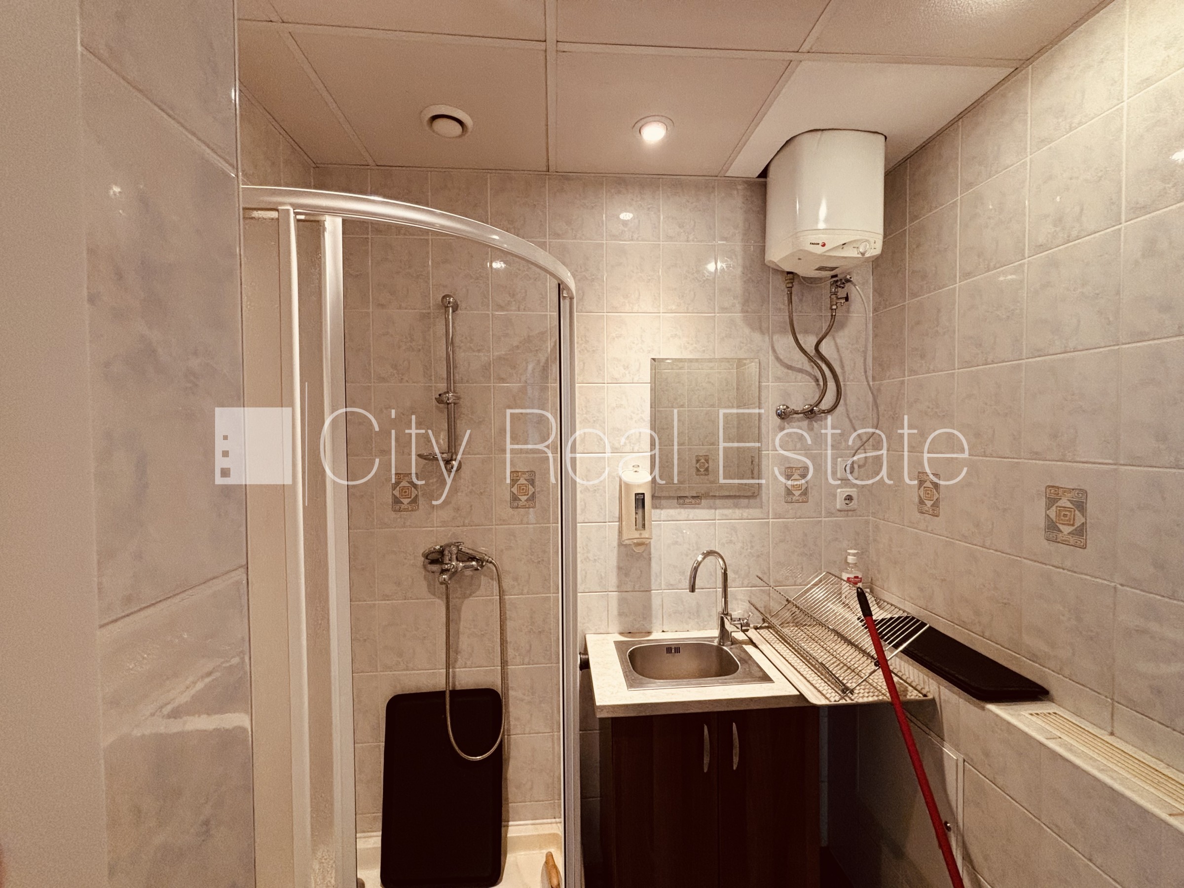 Sludinājumi. Logi vērsti mājas abās pusēs, plašs skats no loga, gaisa kondicionēšanas sistēma, centrālā apkure, Cena: 950 EUR/mēn Foto #9