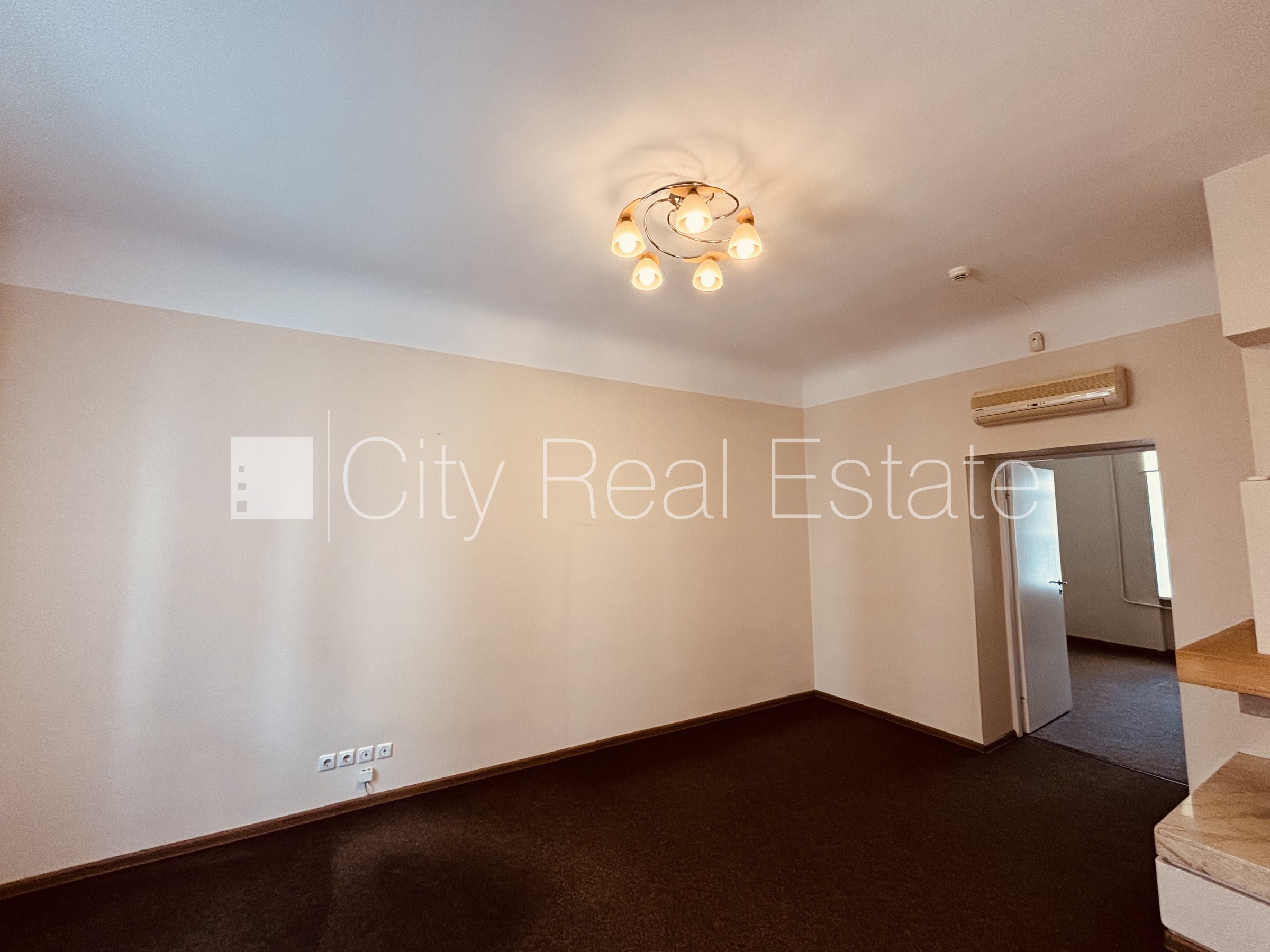 Sludinājumi. Logi vērsti mājas abās pusēs, plašs skats no loga, gaisa kondicionēšanas sistēma, centrālā apkure, Cena: 950 EUR/mēn Foto #5