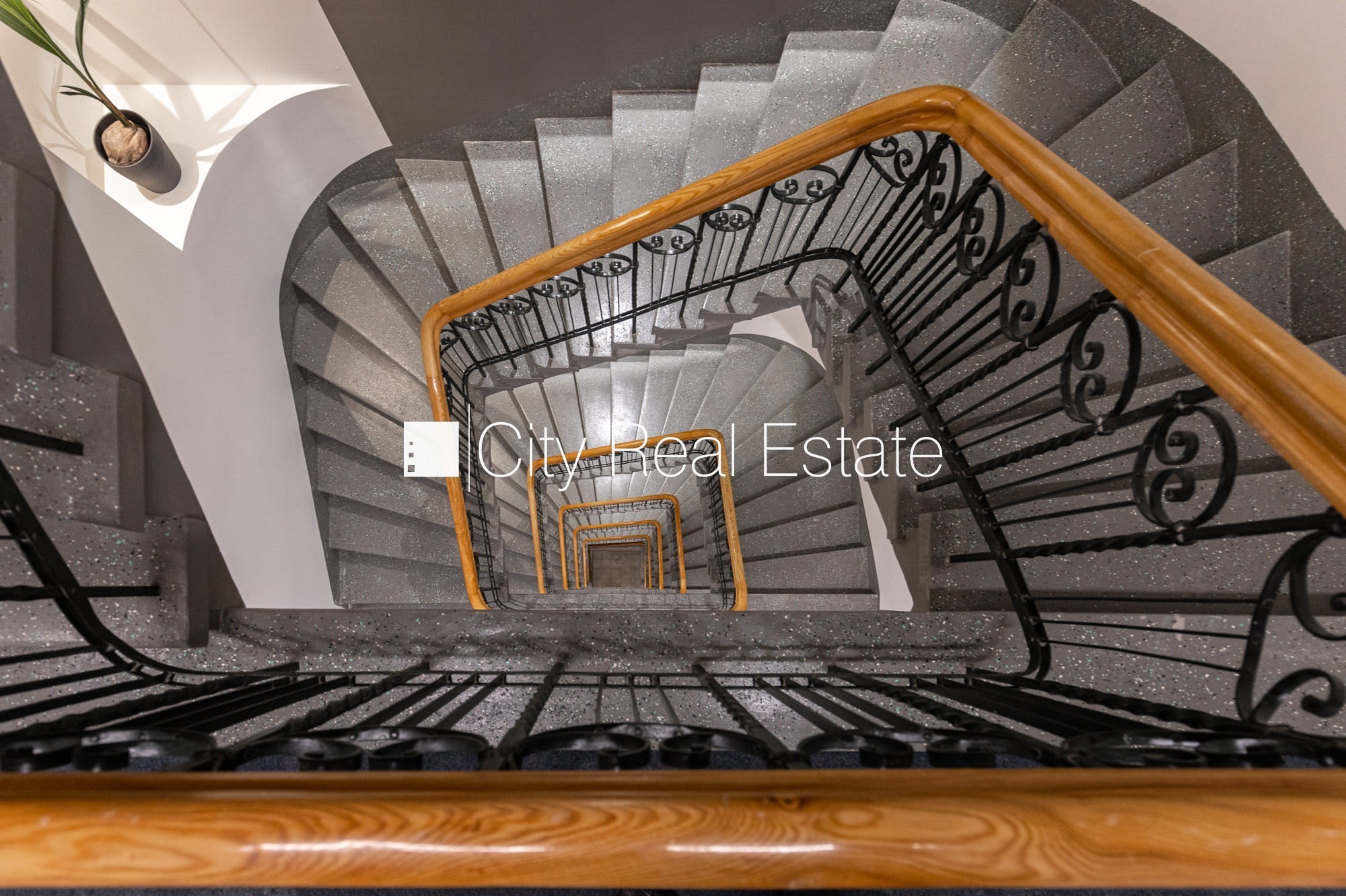 Sludinājumi. Pagalma ēka, renovēta māja, slēgts pagalms, ieeja no ielas un pagalma, ir lifts, kāpņu telpa pēc Cena: 420 EUR/mēn Foto #20