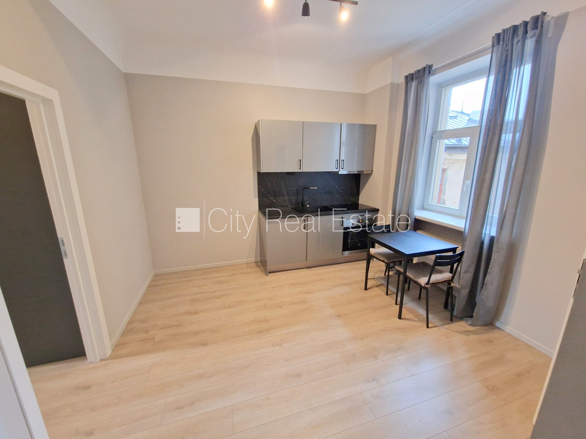 Sludinājumi. Pagalma ēka, renovēta māja, slēgts pagalms, ieeja no ielas un pagalma, ir lifts, kāpņu telpa pēc Cena: 420 EUR/mēn Foto #4